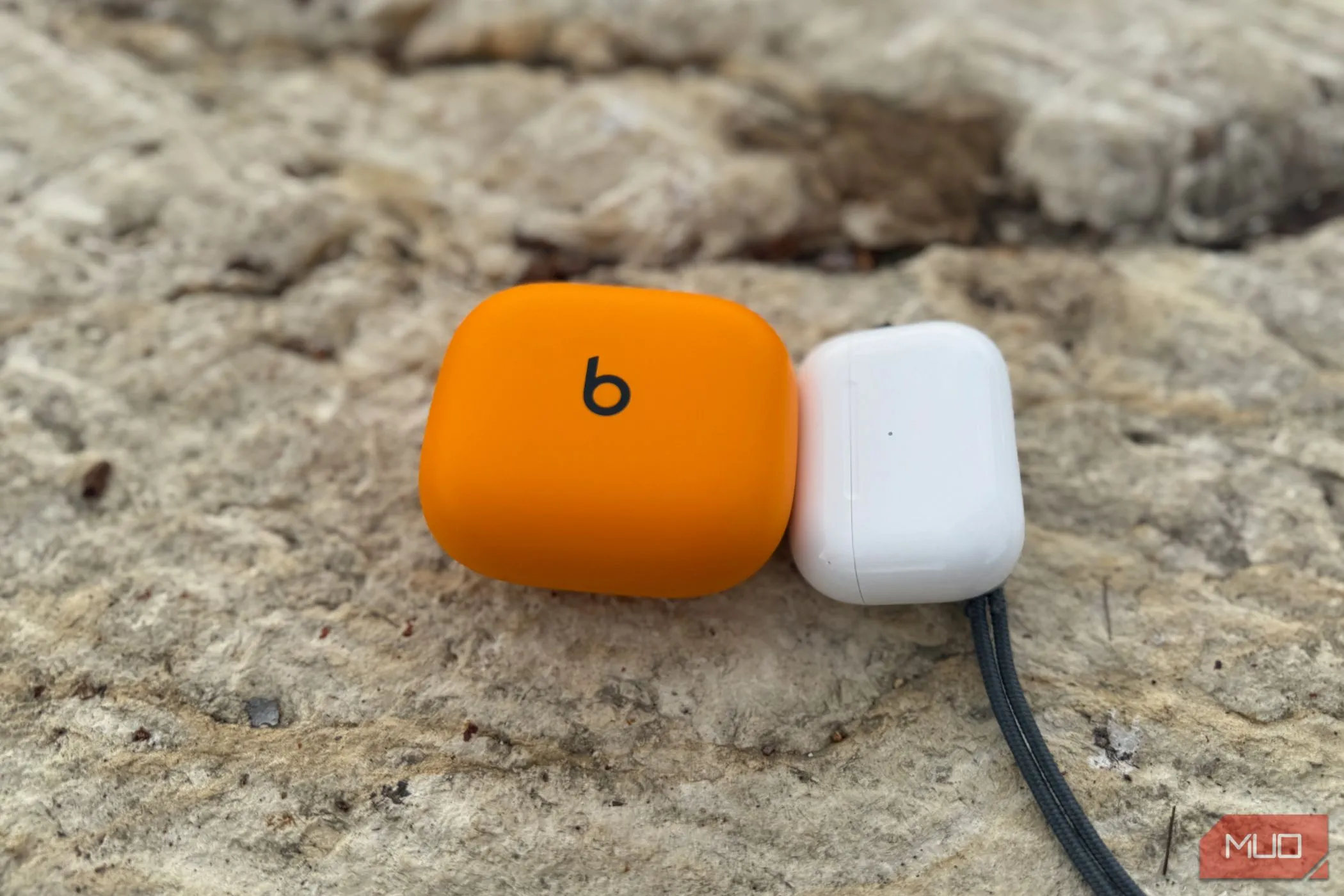 So sánh kích thước hộp sạc của tai nghe Powerbeats Pro 2 và AirPods Pro 2