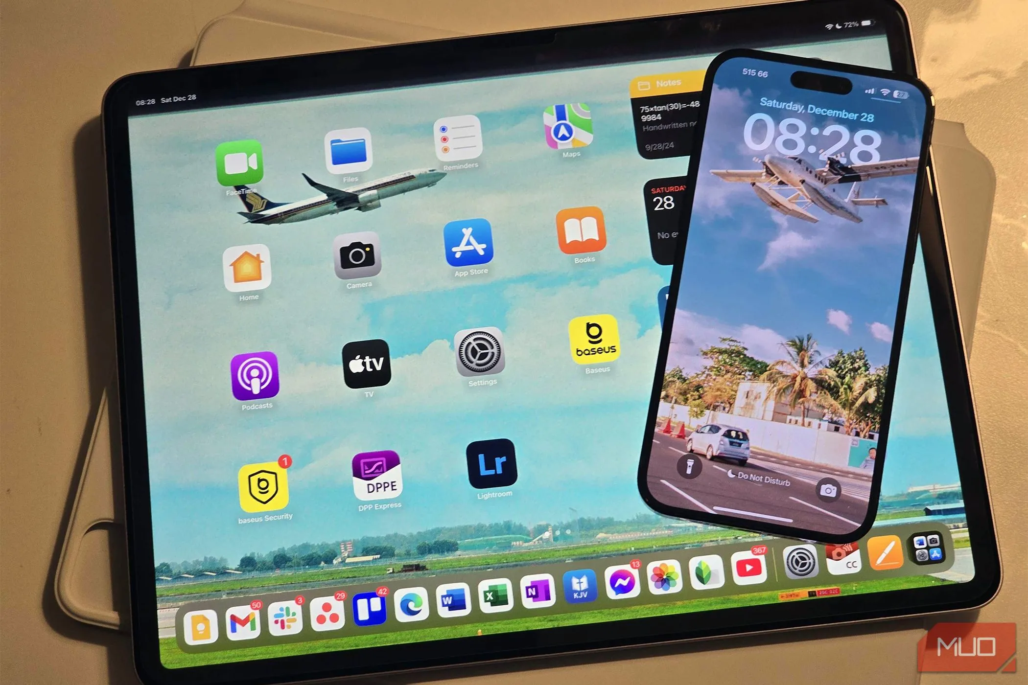 So sánh kích thước màn hình lớn của iPad Air 13 inch với iPhone 14 Pro Pro Max, nhấn mạnh ưu điểm hiển thị