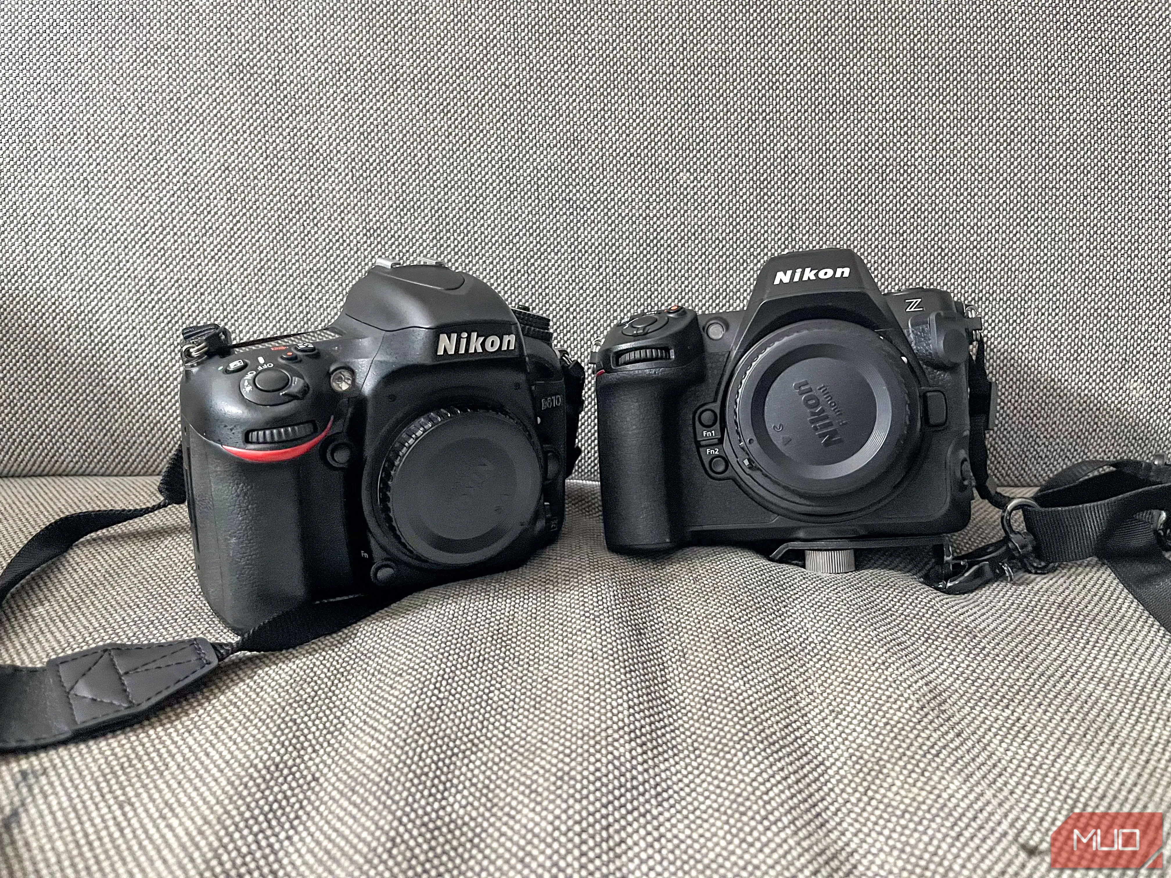 So sánh kích thước thực tế giữa máy ảnh Mirrorless và máy ảnh DSLR cho thấy sự khác biệt không đáng kể