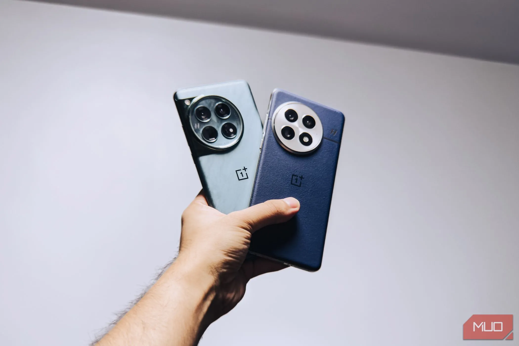 So sánh kích thước và cảm giác cầm nắm giữa OnePlus 13 và OnePlus 12.