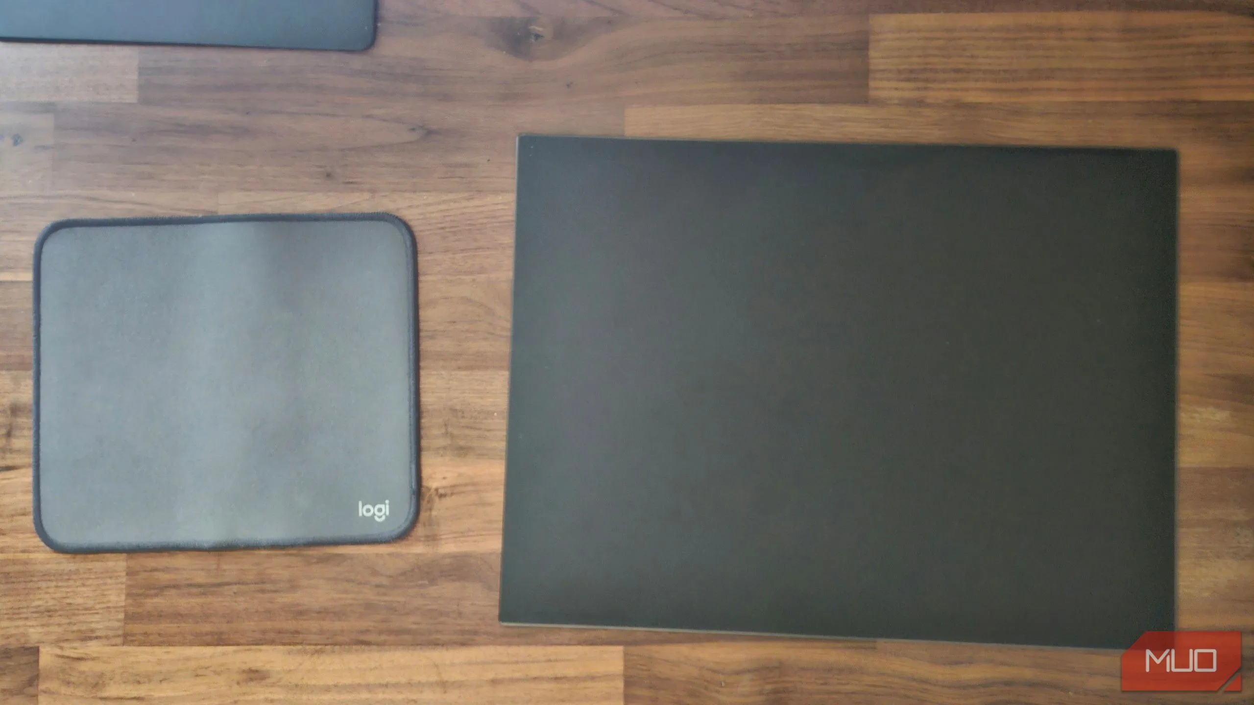 So sánh tấm lót chuột Logitech bằng vải và tấm lót chuột kính cường lực cao cấp trên bàn làm việc