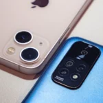 So sánh trực quan camera trên điện thoại thông minh và máy ảnh chuyên dụng cạnh nhau, làm nổi bật sự khác biệt về kích thước và thiết kế