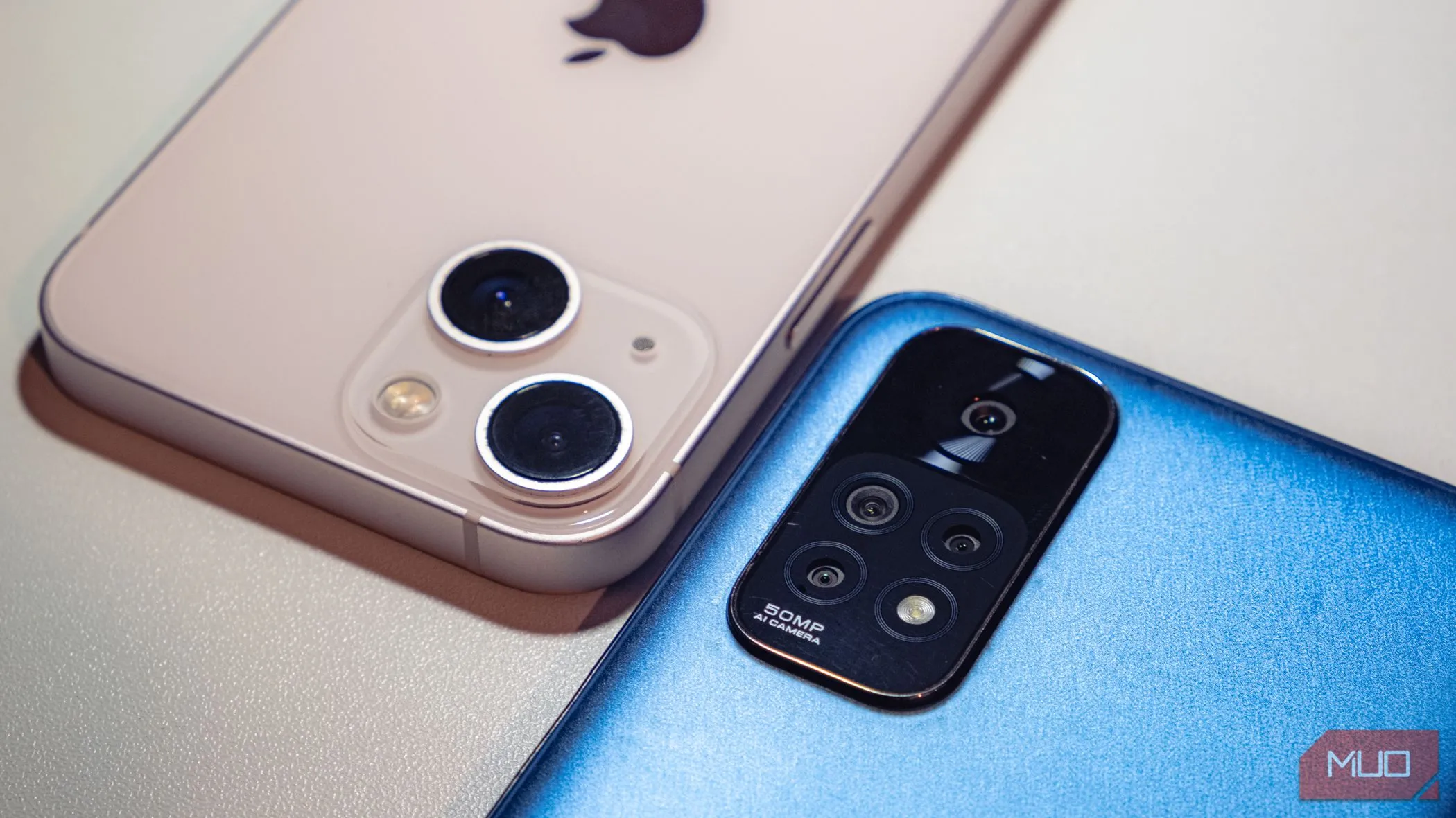 So sánh trực quan camera trên điện thoại thông minh và máy ảnh chuyên dụng cạnh nhau, làm nổi bật sự khác biệt về kích thước và thiết kế