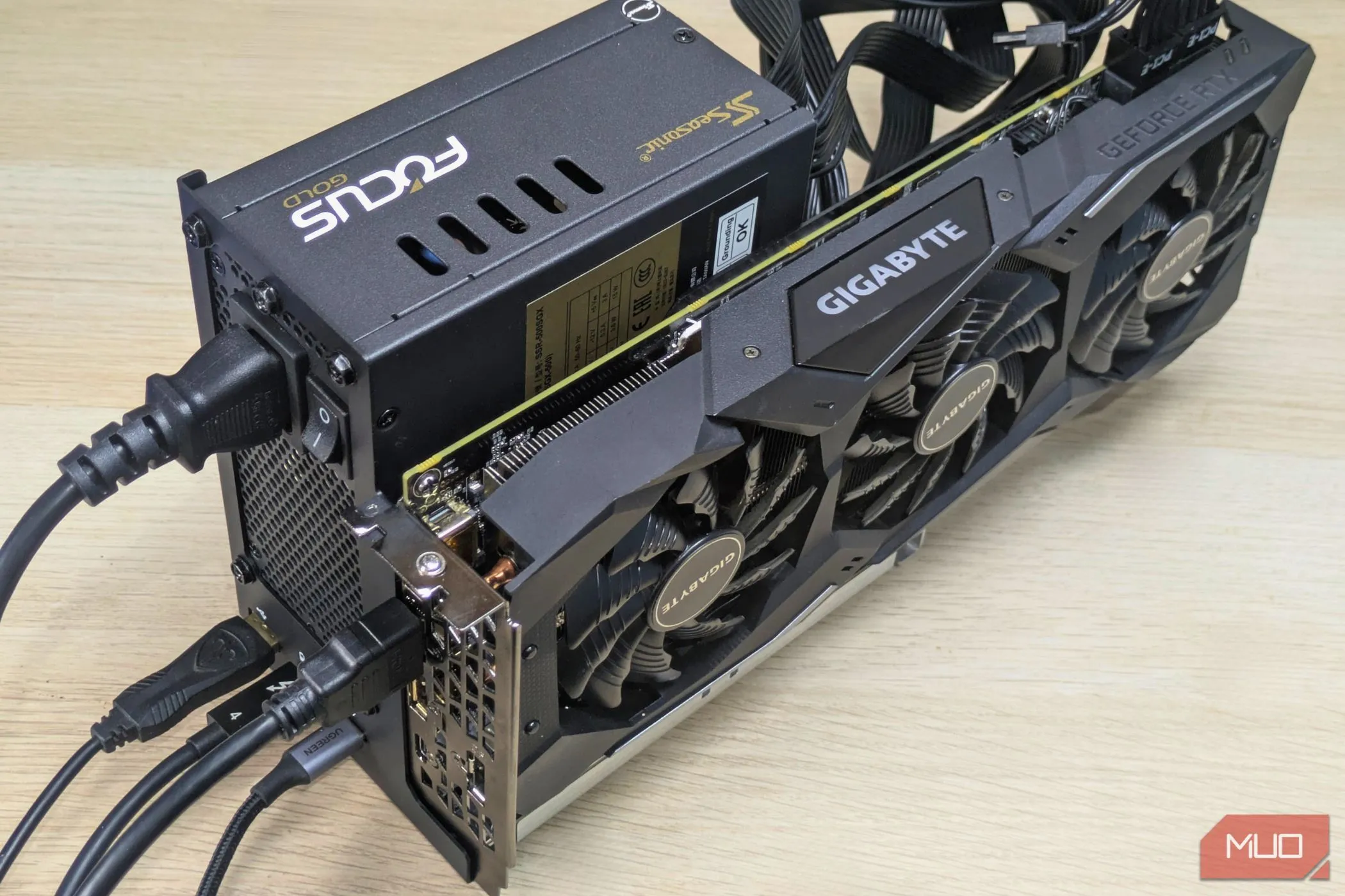 Sử dụng các tính năng USB của dock eGPU