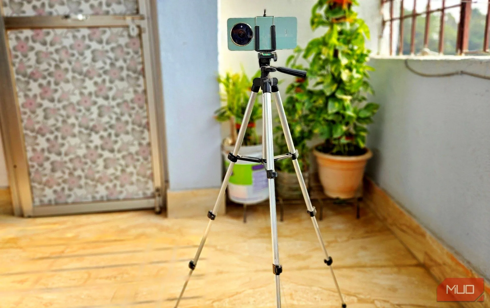Sử dụng chân máy (tripod) để chụp ảnh ban đêm đẹp hơn, nhấn mạnh tầm quan trọng của chất lượng tripod