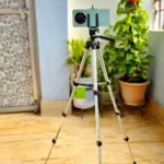 Sử dụng chân máy (tripod) để chụp ảnh đêm rõ nét, tránh rung lắc trên điện thoại.