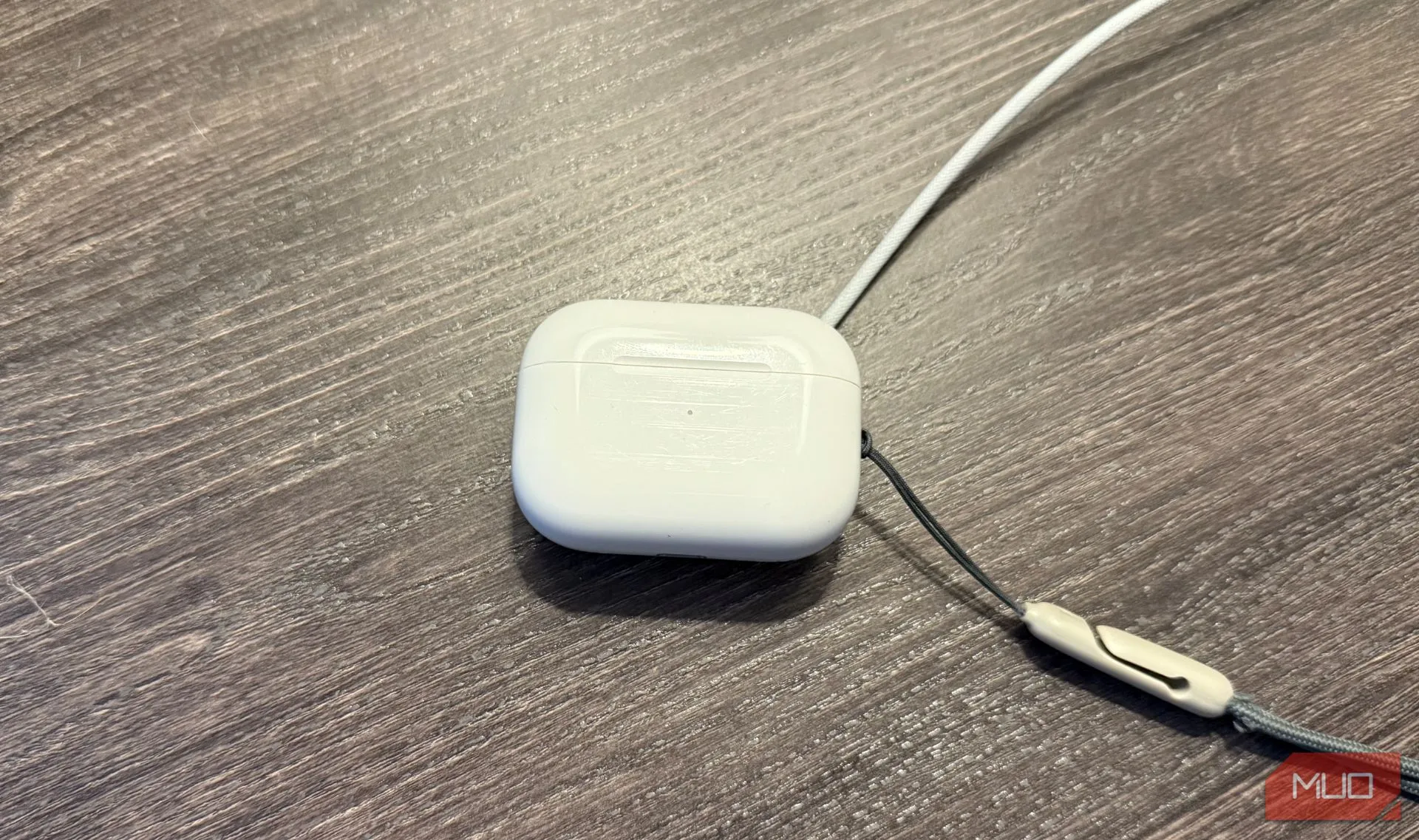 Tai nghe Apple AirPods Pro 2 đang được sạc bằng đế sạc Apple Watch