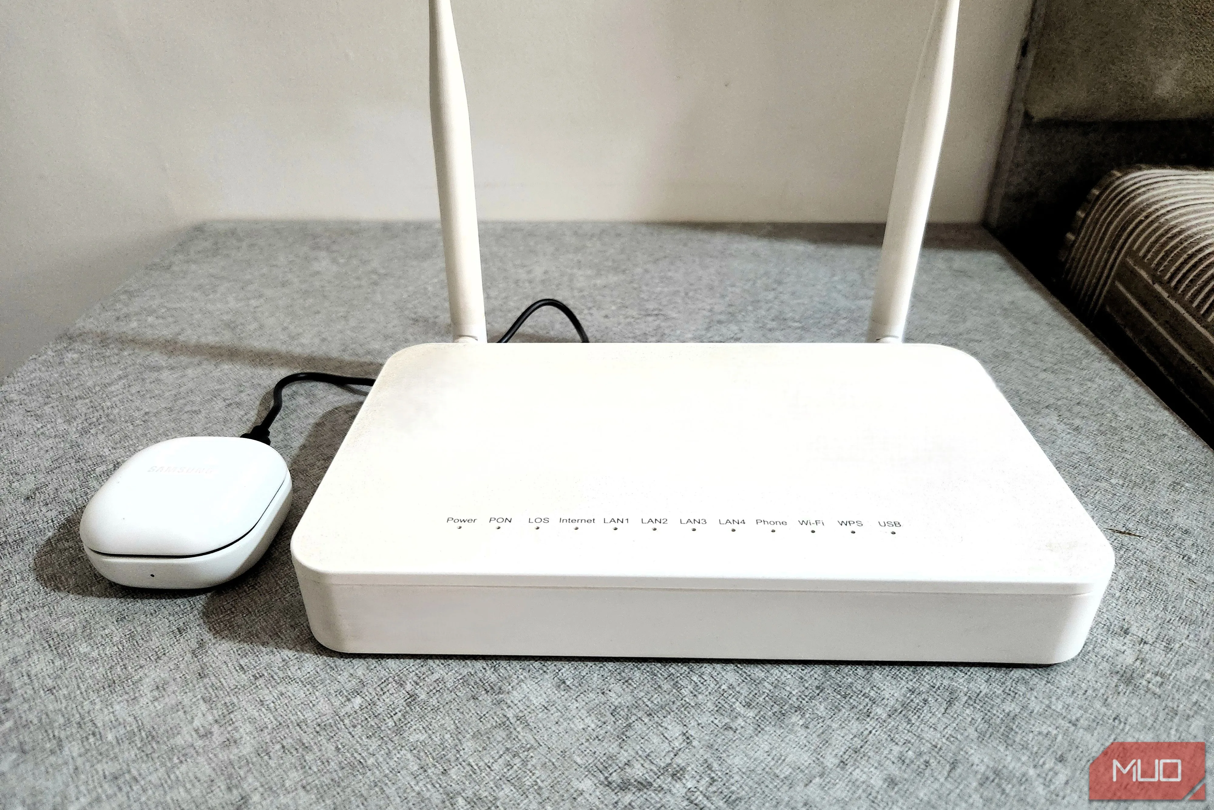 Tai nghe Bluetooth đang sạc qua Router
