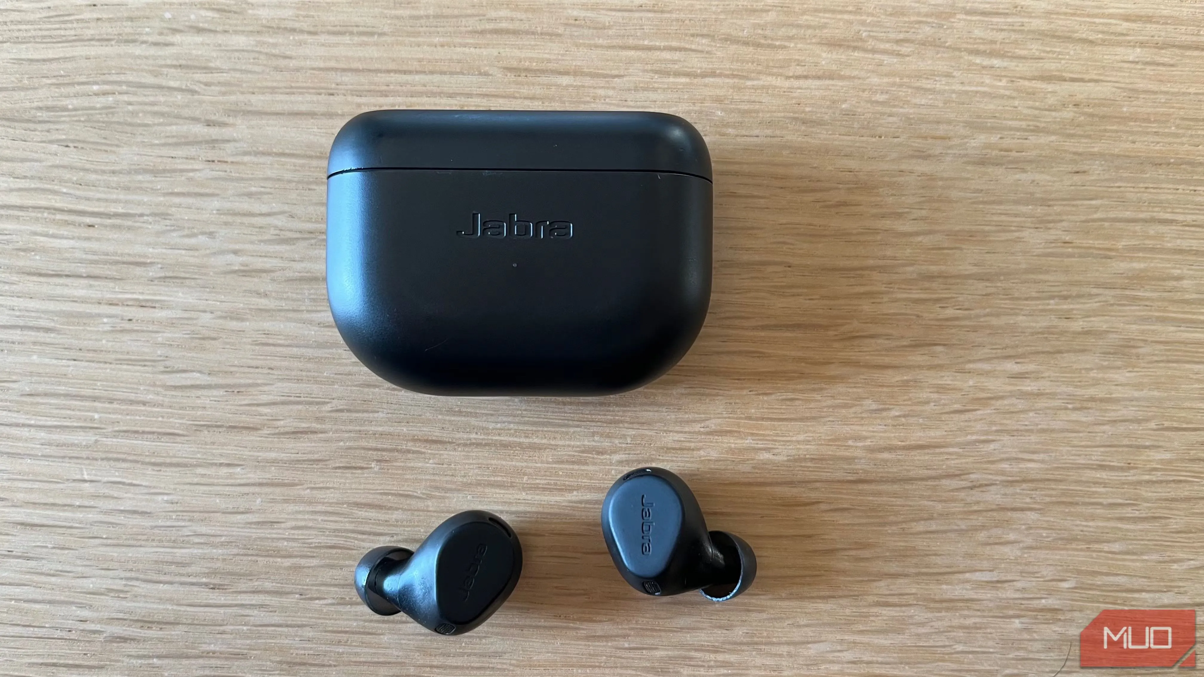 Tai nghe không dây Jabra Elite 8 Active đặt trên bàn gỗ, gợi ý khả năng chống ồn vượt trội giúp tập trung làm việc.