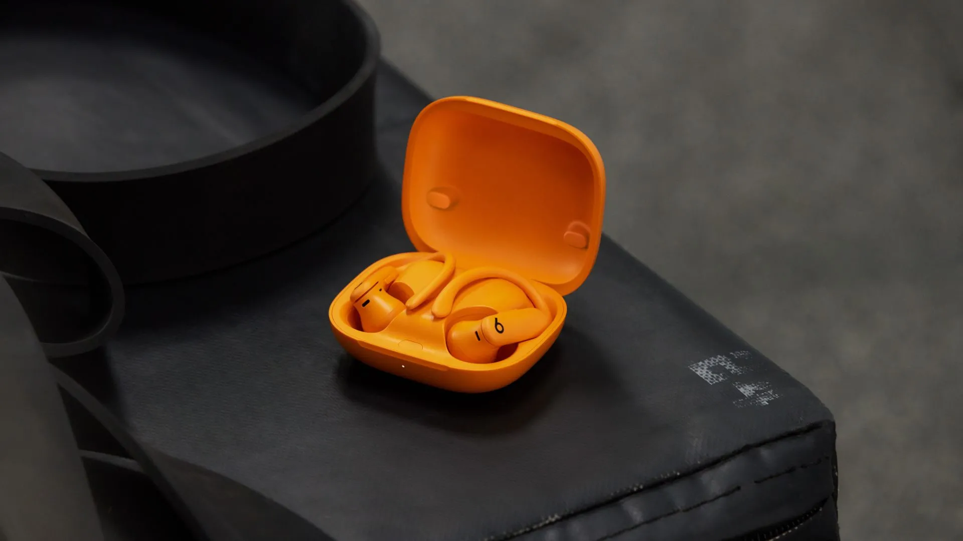 Tai nghe Powerbeats Pro 2 màu cam với thiết kế móc tai độc đáo
