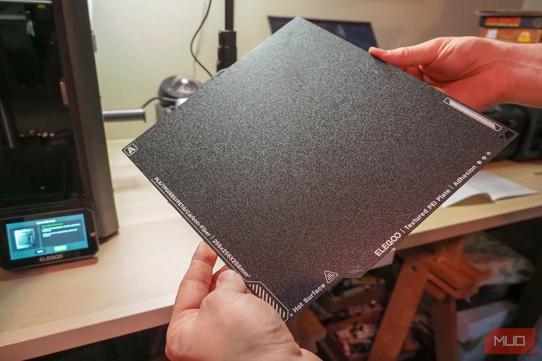 Tấm PEI hai mặt của Elegoo Centauri Carbon, một mặt dành riêng cho vật liệu PLA, tối ưu hóa độ bám dính và tháo gỡ bản in.