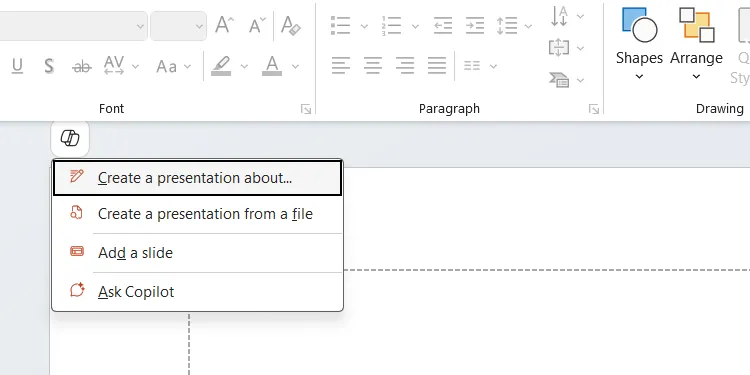 Tạo bài thuyết trình mới với Microsoft PowerPoint và biểu tượng Copilot trên thanh công cụ.