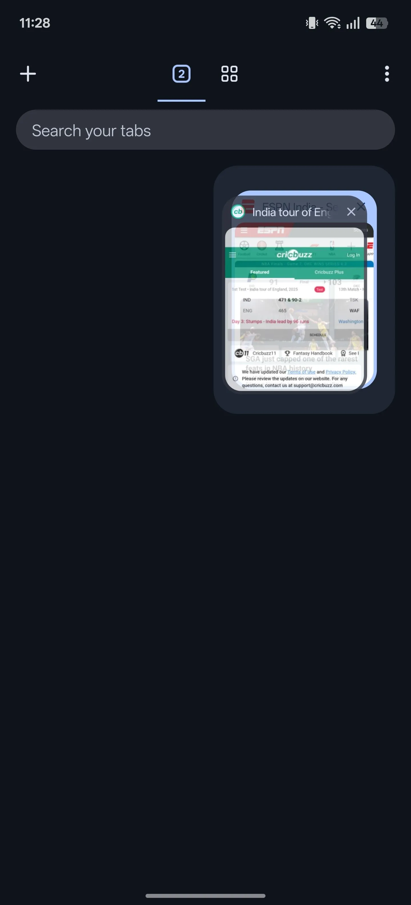 Tạo nhóm tab mới trong Chrome trên điện thoại Android bằng cách kéo thả một tab vào tab khác.