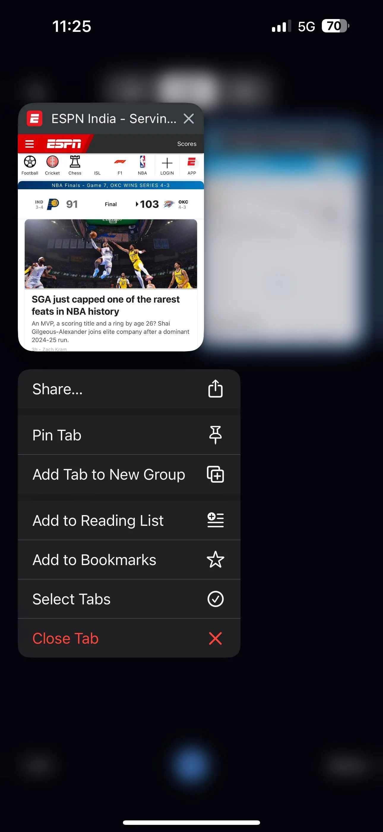 Tạo nhóm tab mới trong Chrome trên iPhone, cho phép người dùng đặt tên và chọn màu sắc.