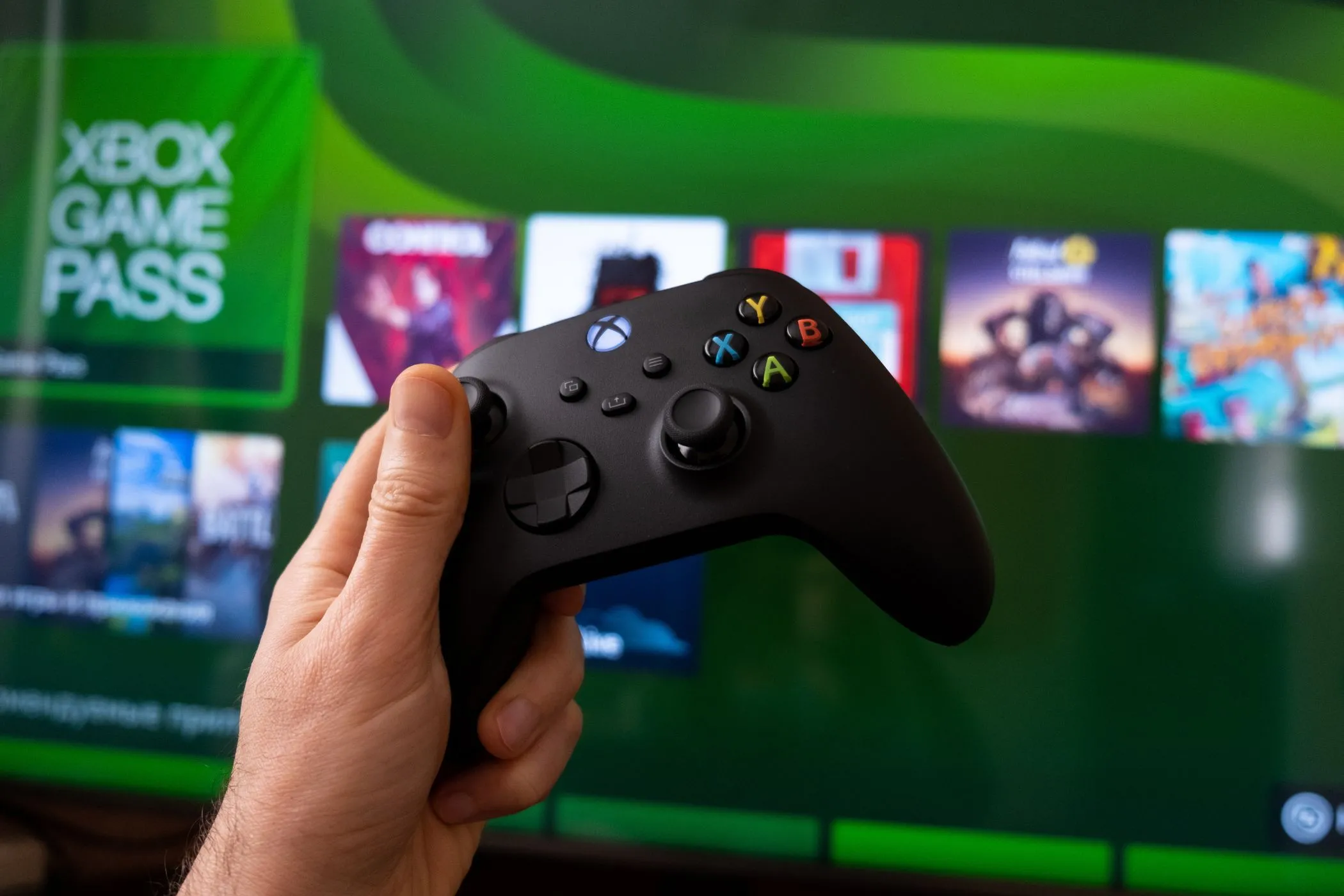 Tay cầm Xbox và màn hình chơi game, minh họa tình huống game thủ có thể chọn định dạng PCM để giảm độ trễ âm thanh