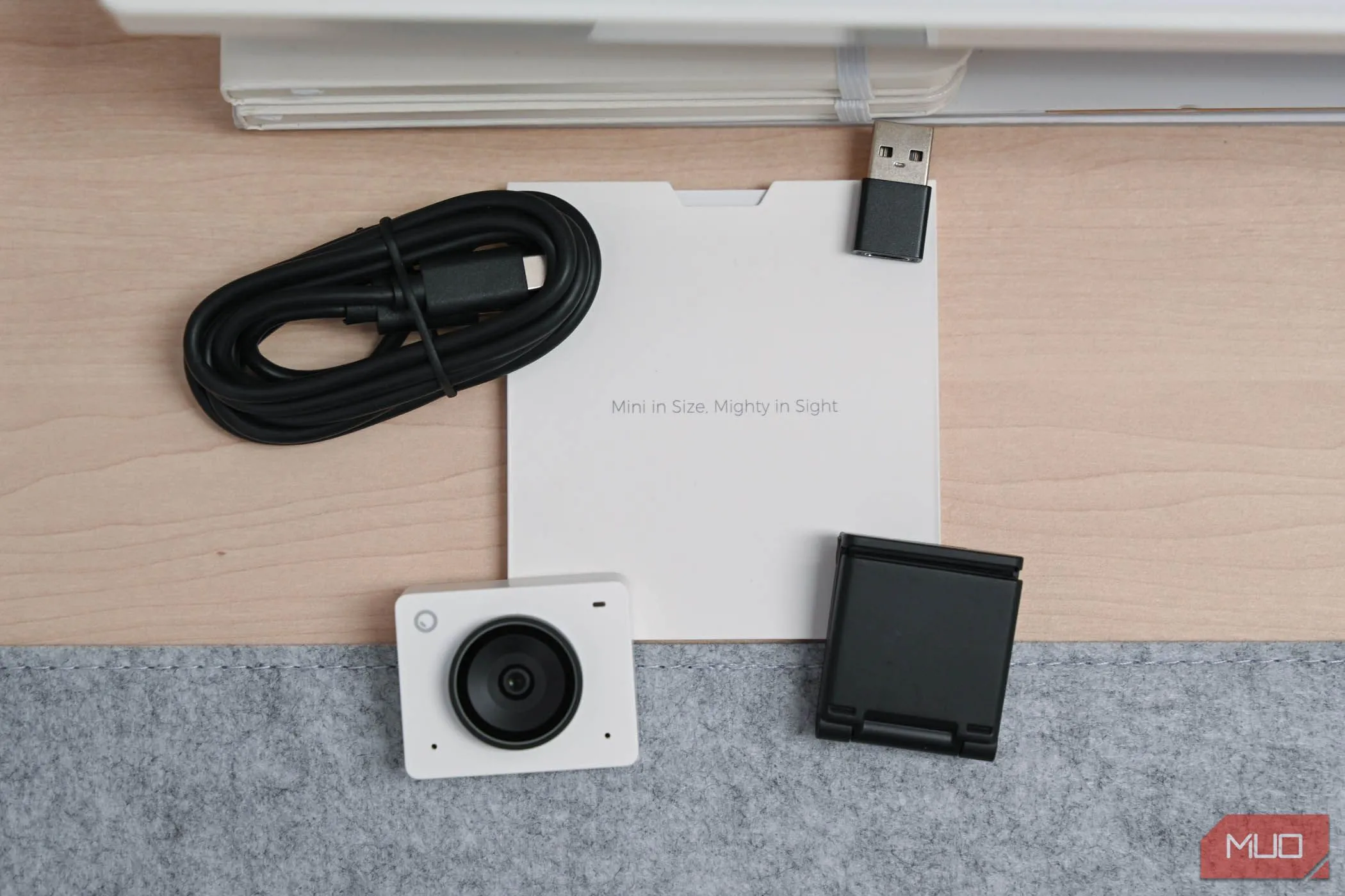 Thành phần trong hộp của webcam OBSBOT Meet 2
