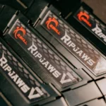 Thanh RAM DDR5 máy tính được xếp chồng lên nhau, minh họa cho công nghệ bộ nhớ mới nhất.