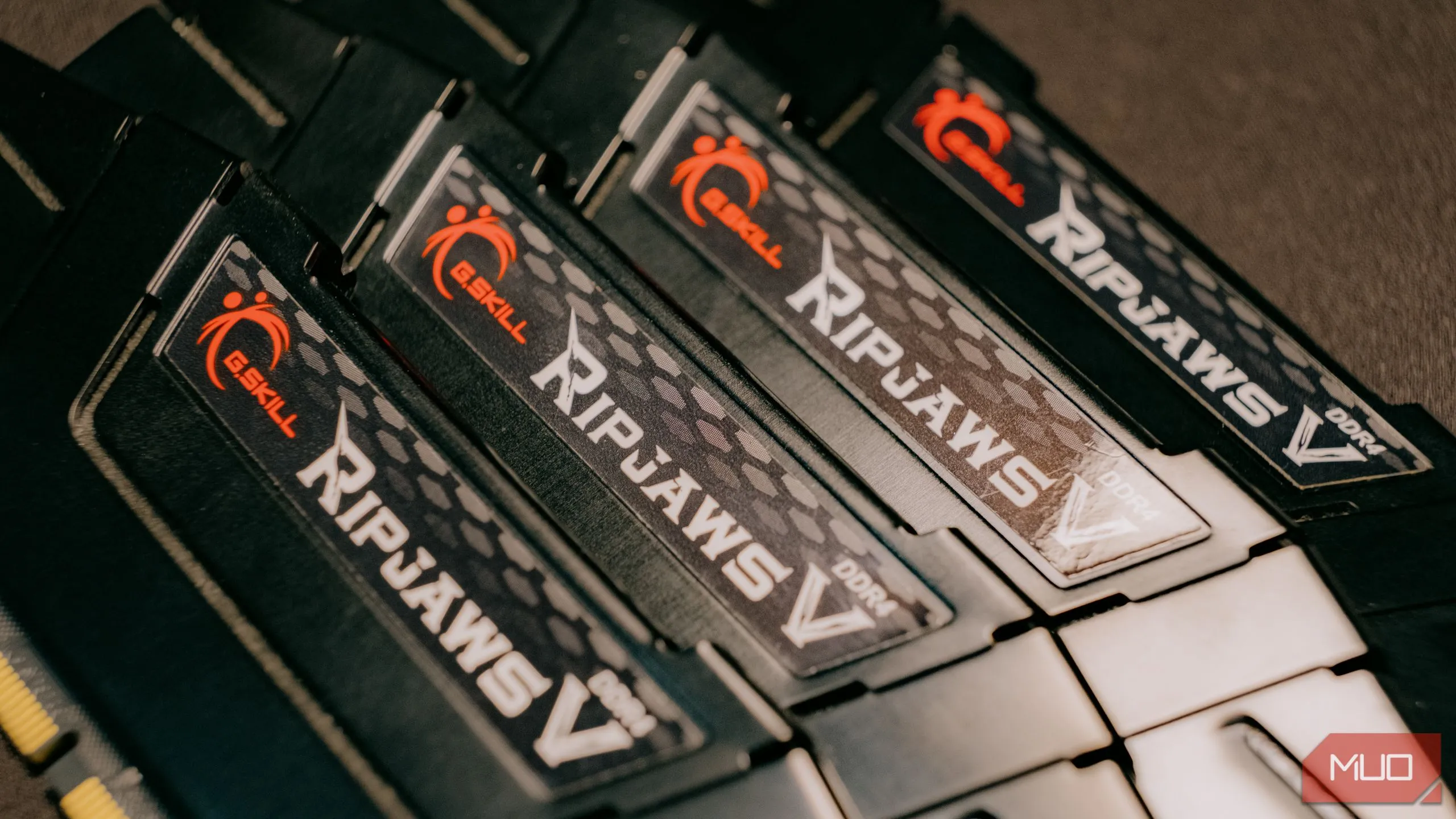 Thanh RAM DDR5 máy tính được xếp chồng lên nhau, minh họa cho công nghệ bộ nhớ mới nhất.
