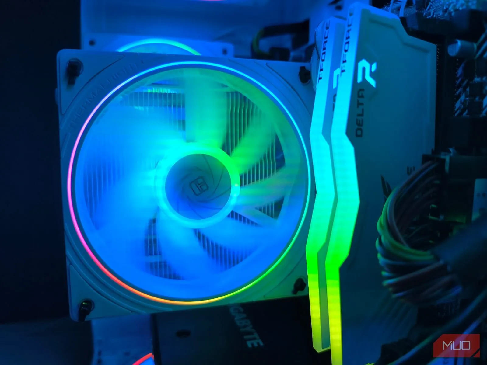Thanh RAM RGB 32GB DDR4-3600 bên trong thùng máy PC chỉnh sửa ảnh