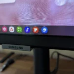 Thanh tác vụ hiển thị trên giao diện Samsung DeX, minh họa sự hiện diện mặc định gây xao nhãng.
