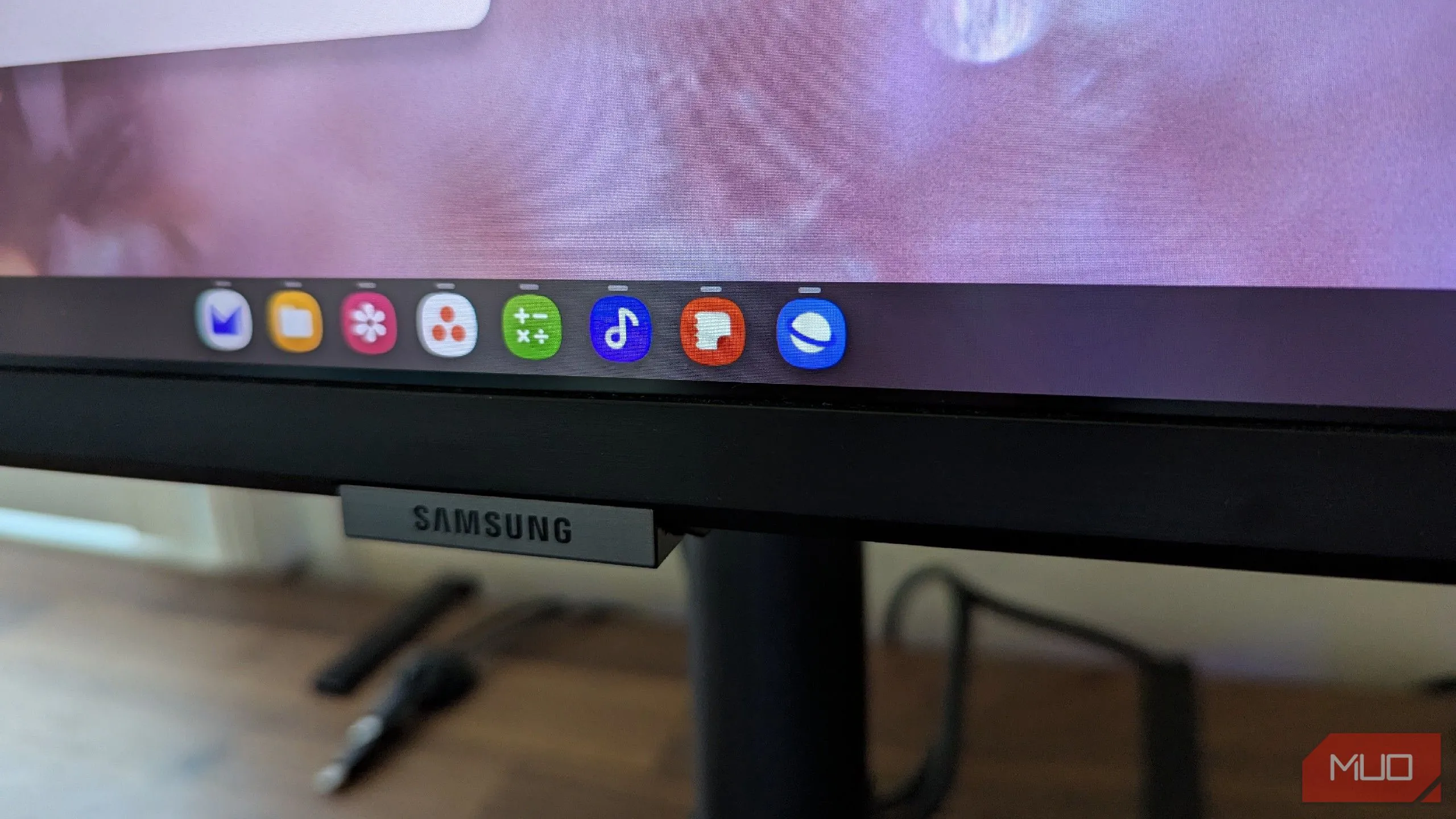 Thanh tác vụ hiển thị trên giao diện Samsung DeX, minh họa sự hiện diện mặc định gây xao nhãng.