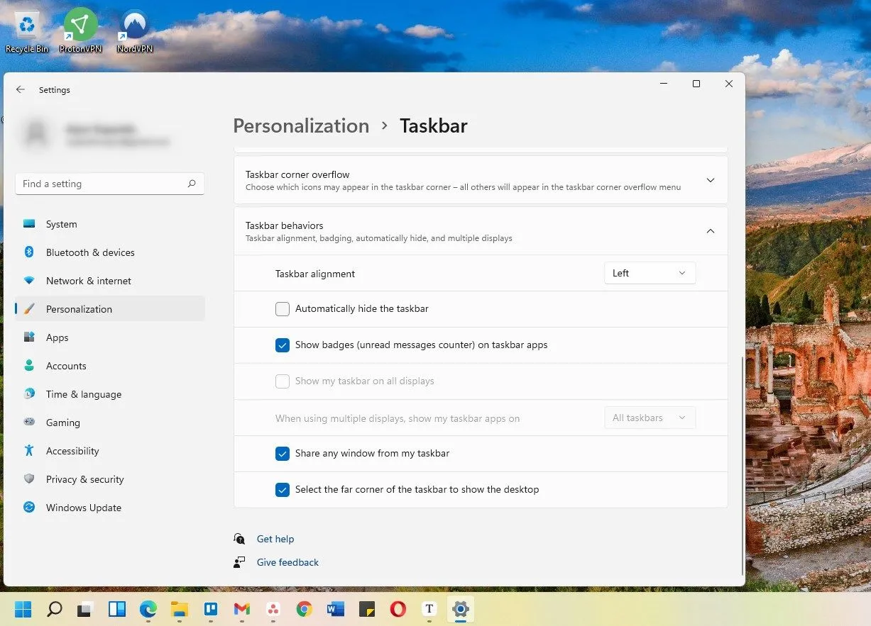Thanh Taskbar trên Windows 11 với các biểu tượng được căn lề trái, mang lại cảm giác quen thuộc như Windows 10.