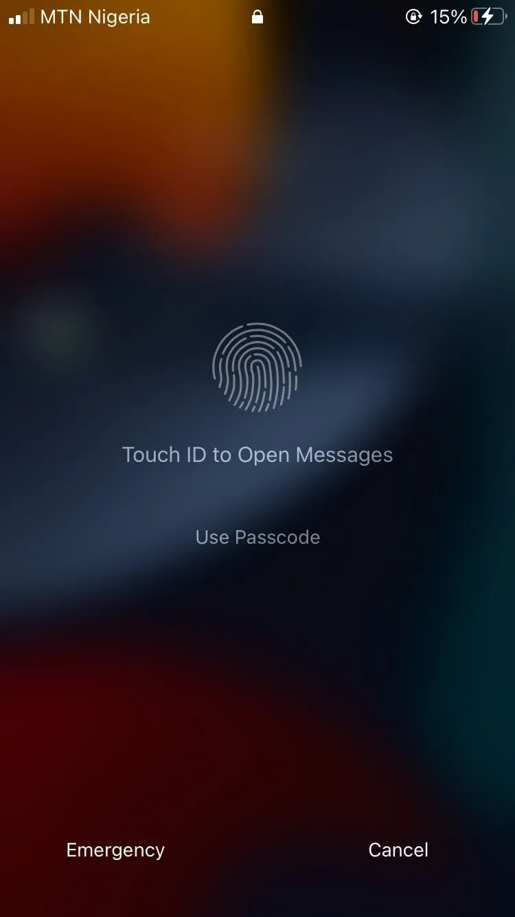 Thao tác mở khóa iPhone bằng Touch ID để xem thông báo tin nhắn