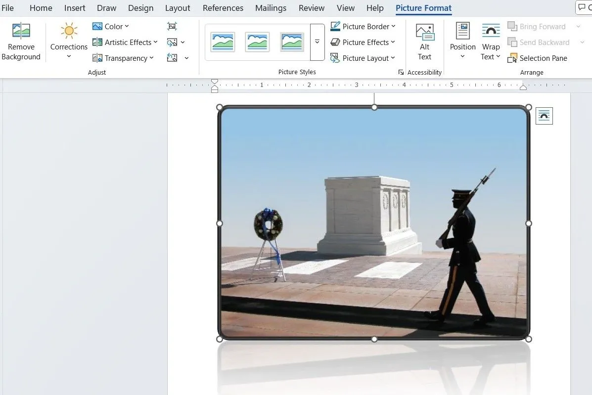 Thẻ Picture Format trong Microsoft Word hiển thị các tùy chọn chỉnh sửa hình ảnh nâng cao