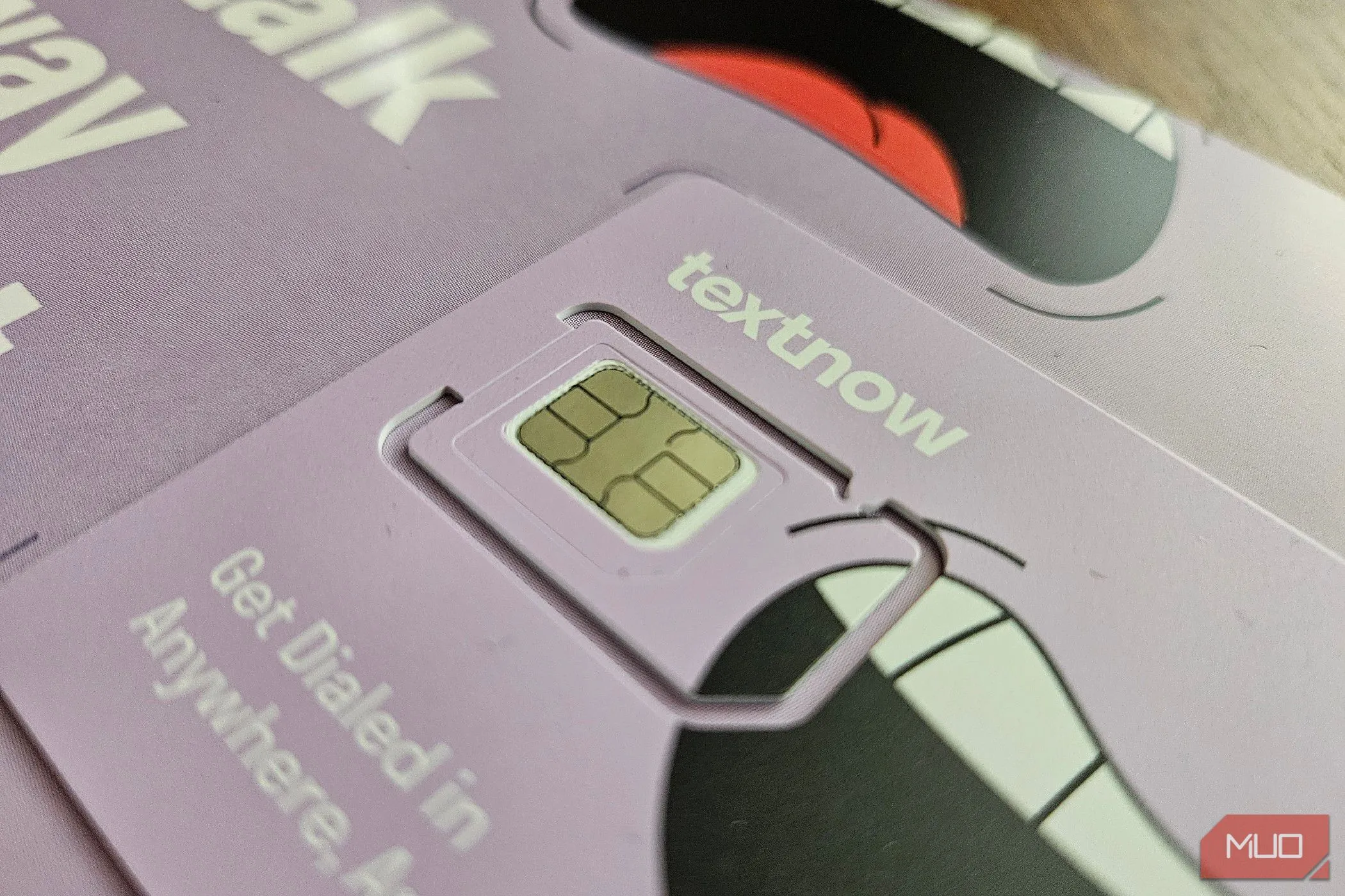 Thẻ SIM điện thoại, minh họa sự phụ thuộc của dịch vụ RCS vào cơ sở hạ tầng và nhà mạng di động