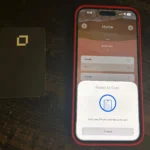 Thẻ tín dụng được đặt gần điện thoại thông minh để thực hiện thêm thẻ bằng NFC vào Google Wallet