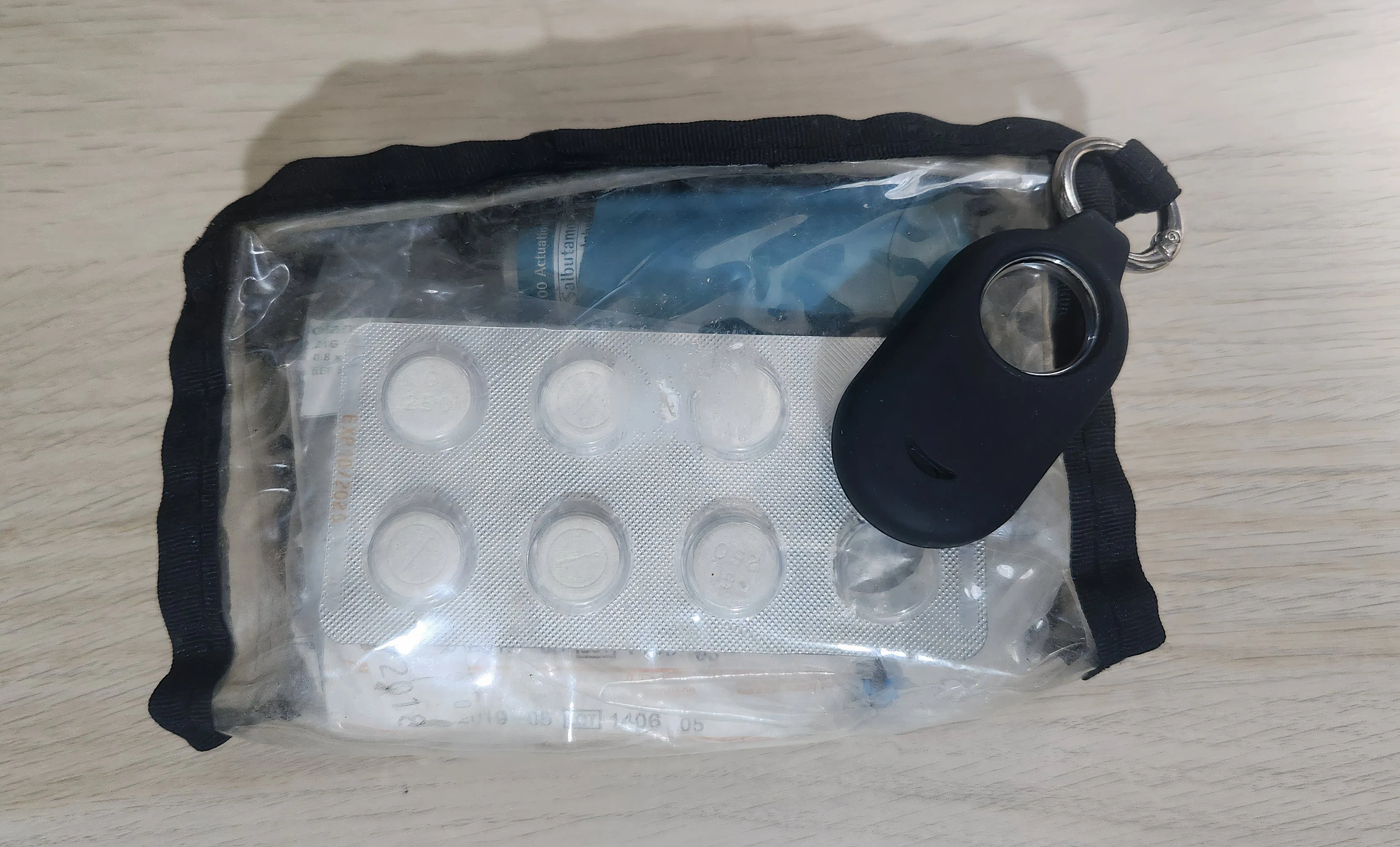 Thiết bị định vị AirTag gắn trên túi đựng thuốc y tế