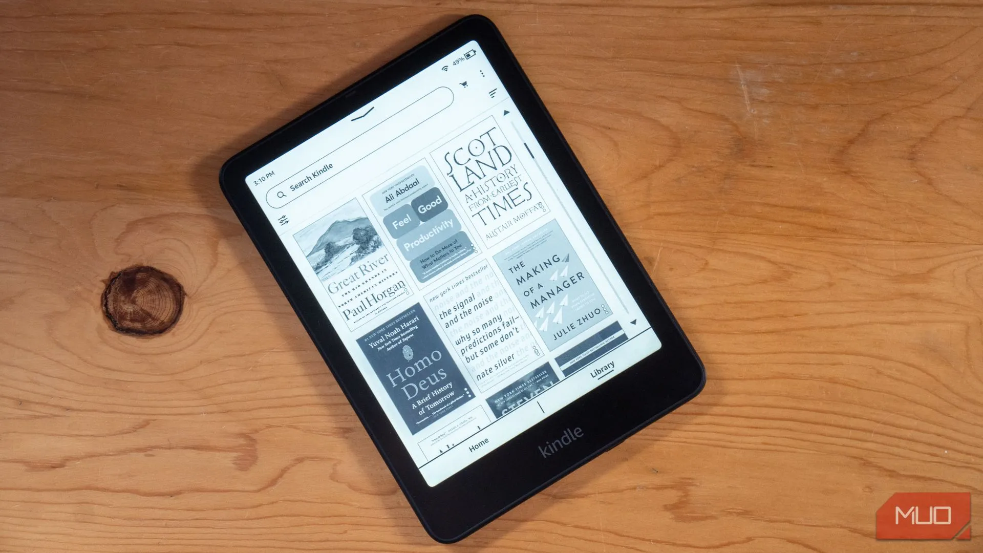 Thiết bị đọc sách điện tử Amazon Kindle Paperwhite Signature Edition trên bàn, thể hiện ưu điểm về trải nghiệm đọc sách chuyên sâu với màn hình E-ink và thời lượng pin dài.
