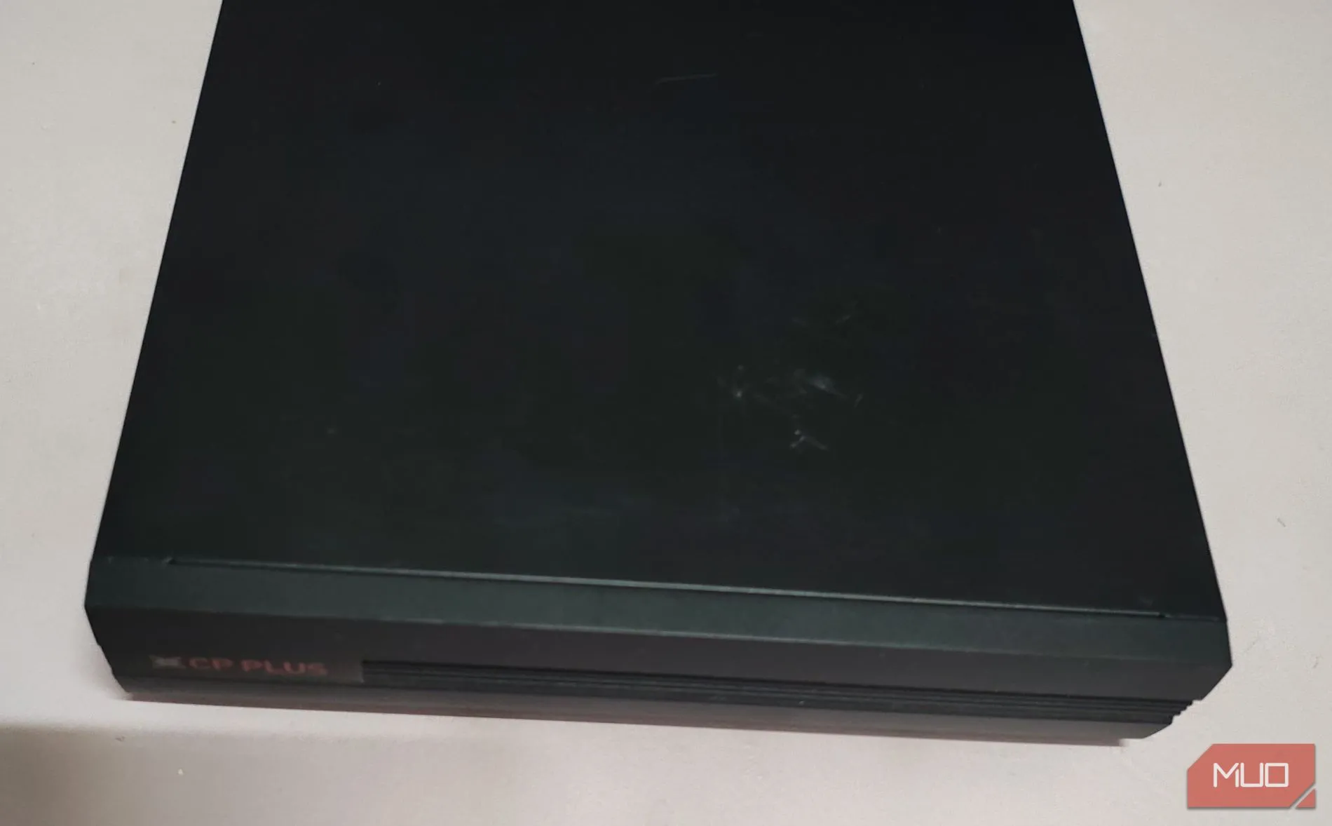 Thiết bị DVR màu trắng đặt trên bàn làm việc, biểu trưng cho việc tận dụng ổ cứng cũ để lưu trữ cảnh quay từ camera an ninh.