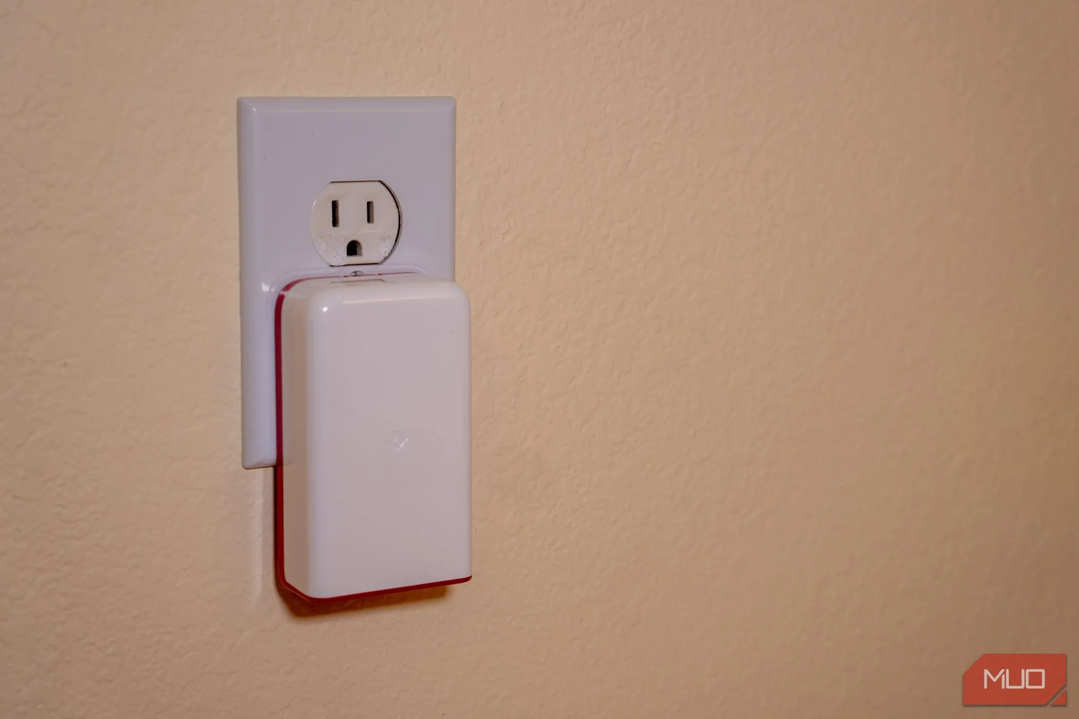 Thiết bị Powerline Adapter được cắm trực tiếp vào ổ cắm điện tường