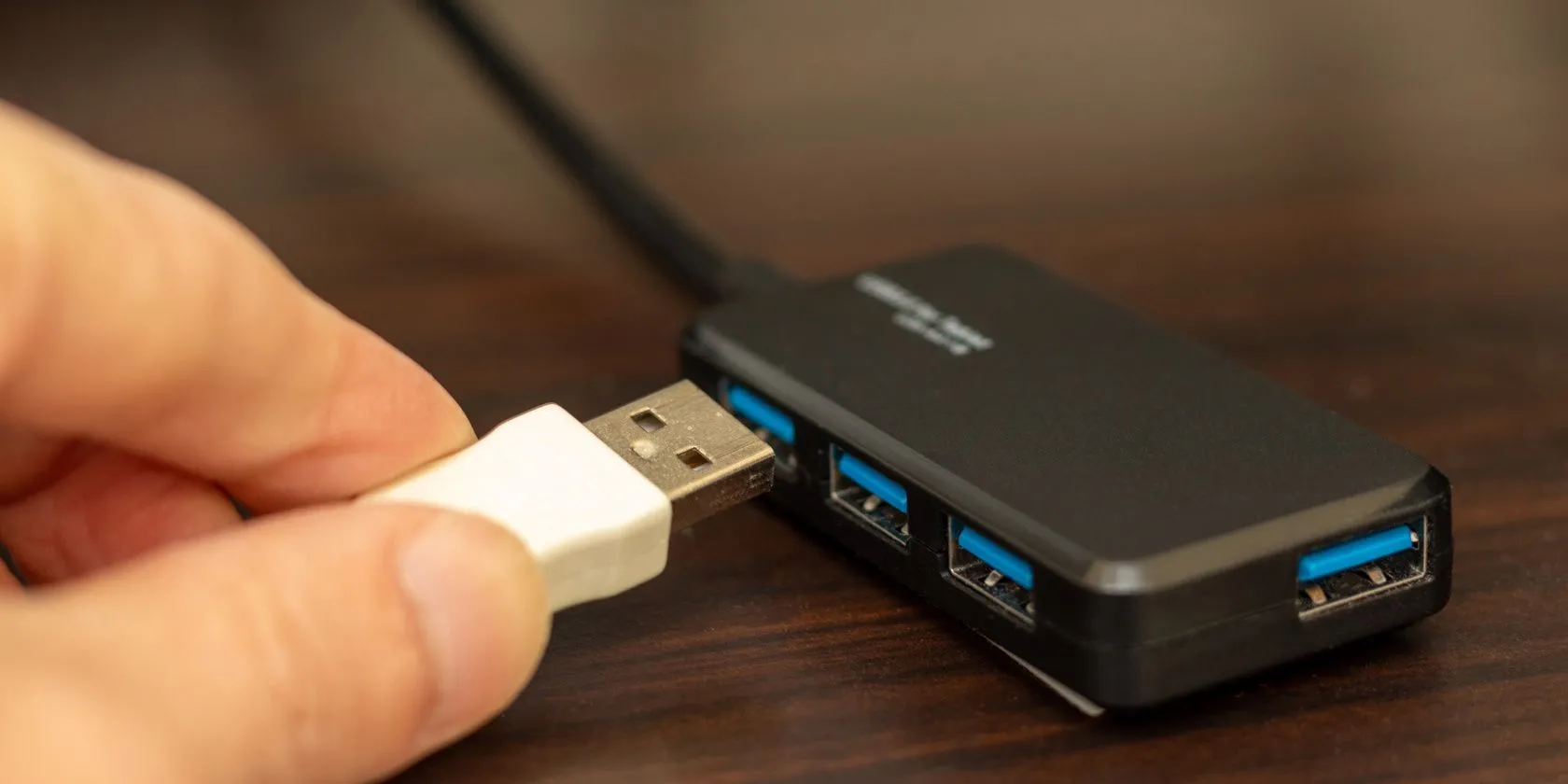 Thiết bị USB được kết nối vào một USB hub, biểu tượng cho việc biến màn hình thành trung tâm kết nối USB.
