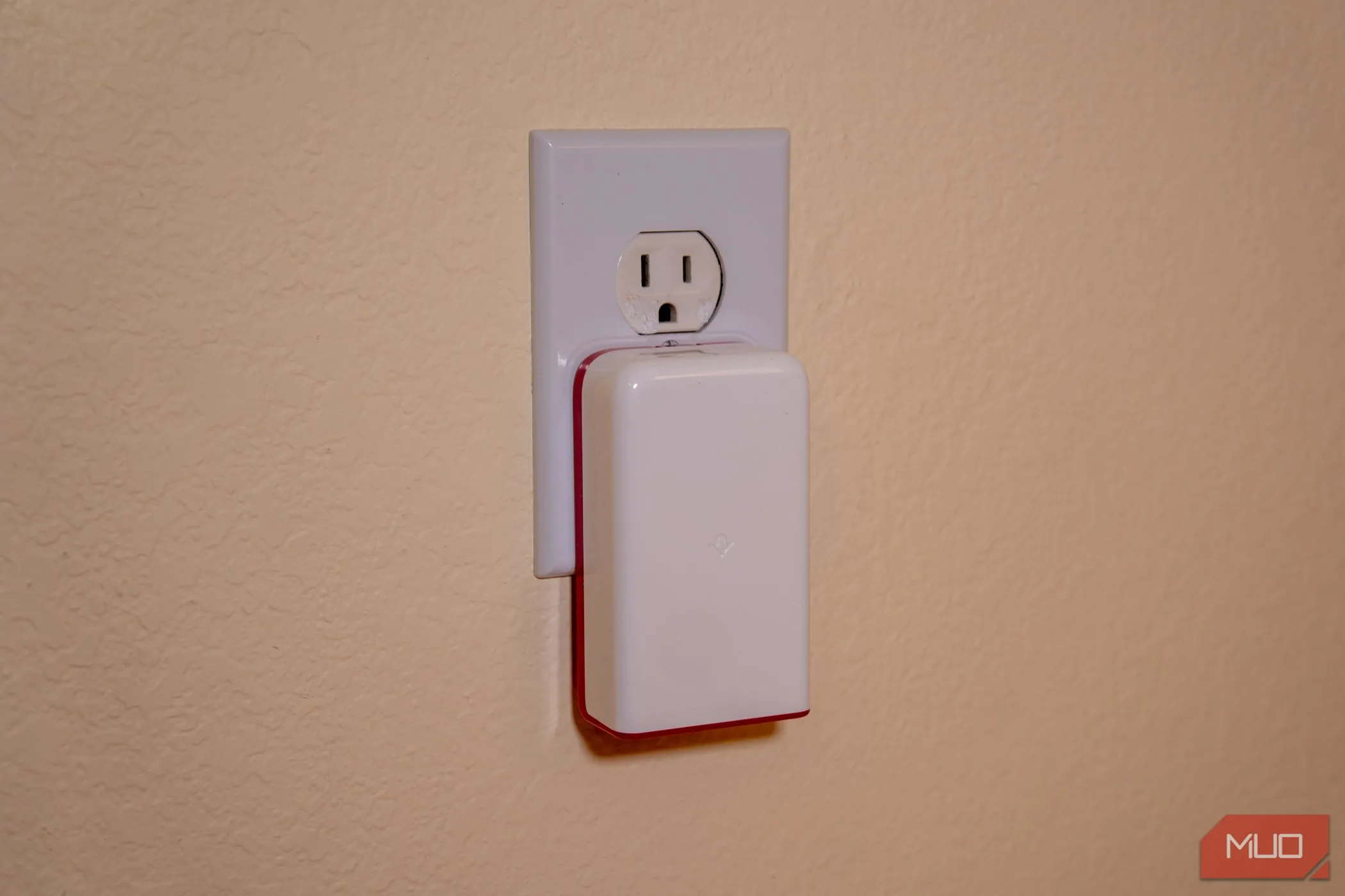Thiết kế nhỏ gọn của PlugBug 120 khi cắm vào ổ điện, cho thấy không gian tối ưu và không cản trở các ổ cắm lân cận.