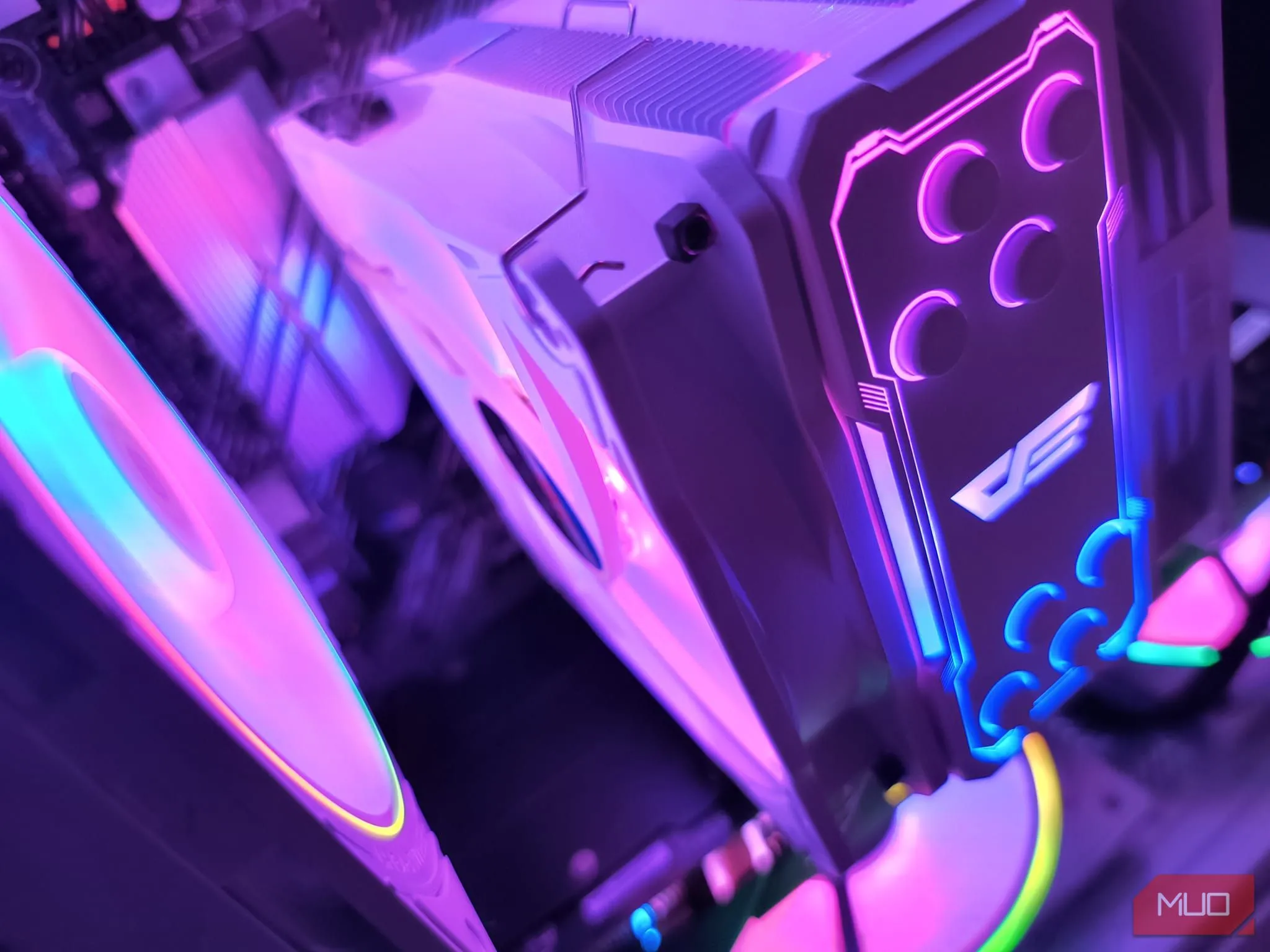 Thiết kế nhỏ gọn của tản nhiệt DarkFlash Z4 Pro vừa vặn hoàn hảo bên trong vỏ case Apevia Prism-WH