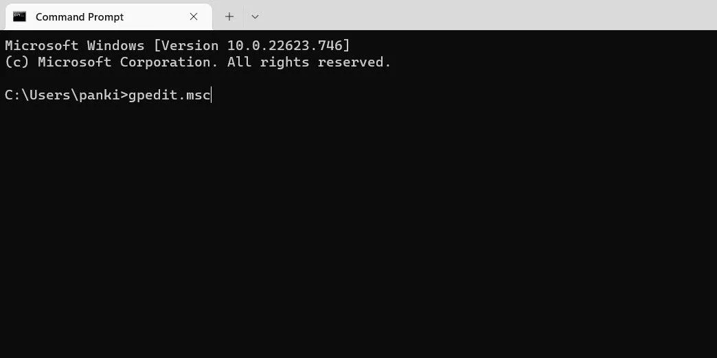Thực thi lệnh gpedit.msc trong cửa sổ Command Prompt để mở trình chỉnh sửa