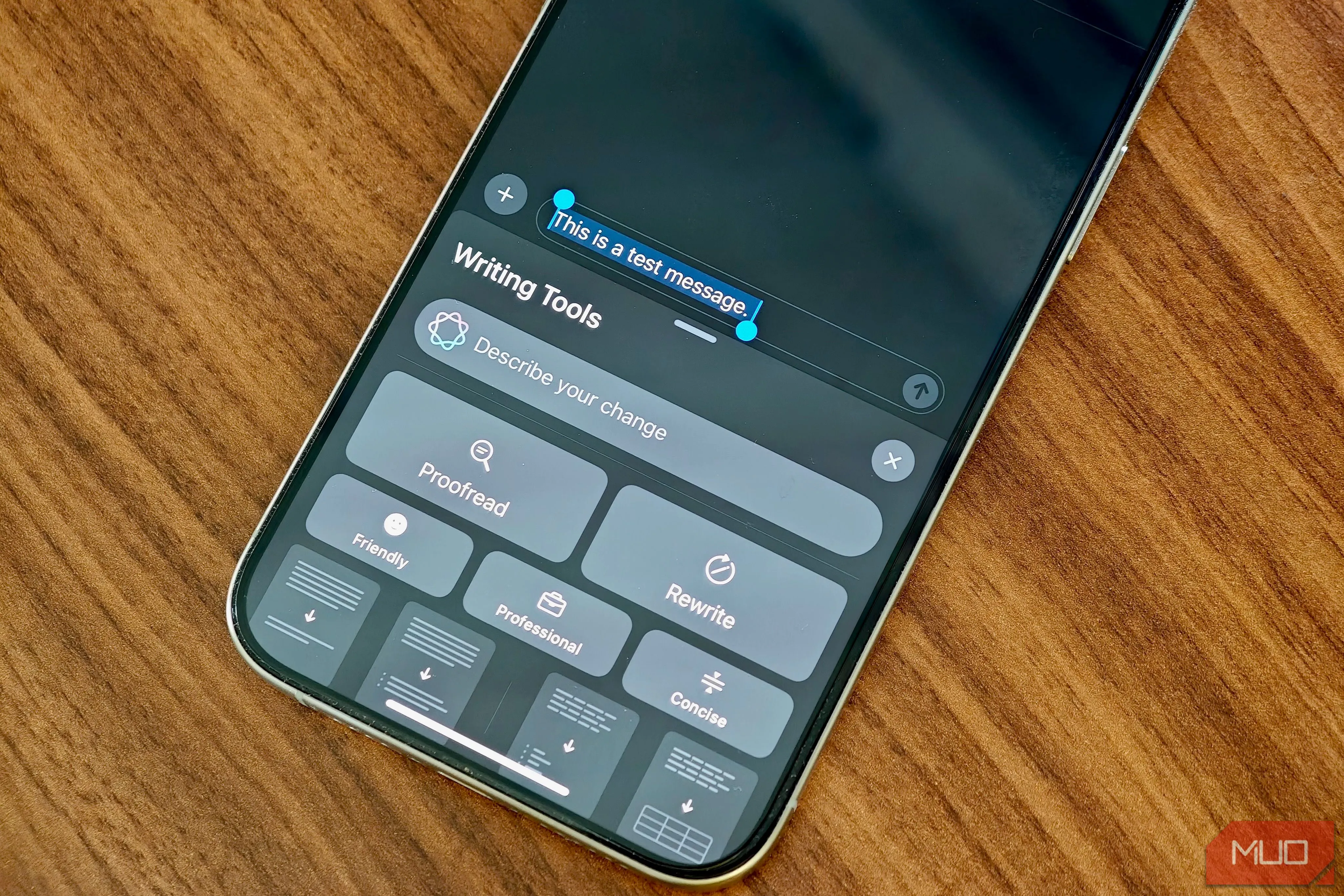 Tính năng Writing Assist trên iPhone, minh họa cách AI hỗ trợ soạn thảo văn bản, email và chỉnh sửa nội dung nhanh chóng.