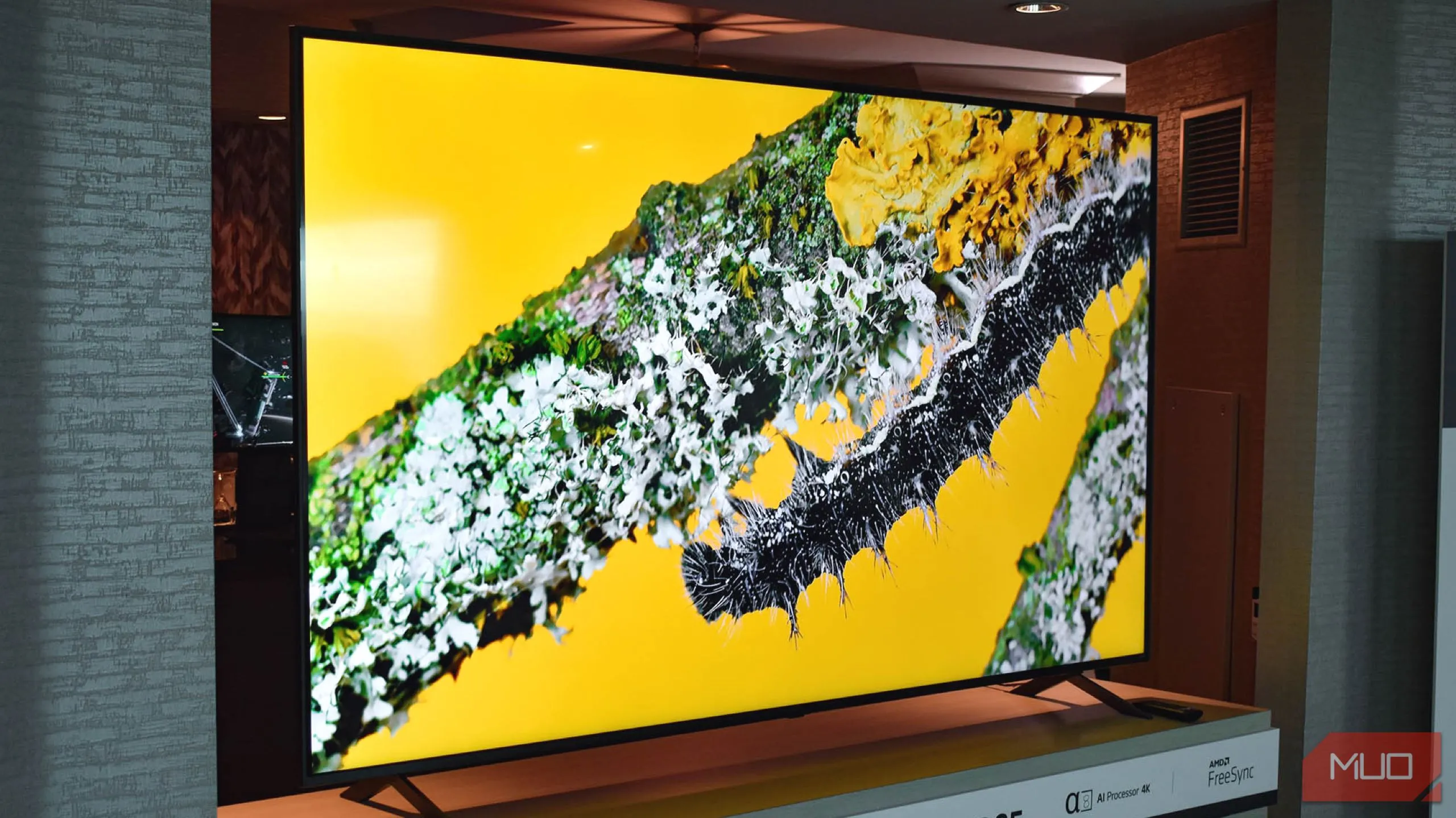 Tivi thông minh LG QNED85 86 inch hiển thị trên màn hình với giao diện webOS