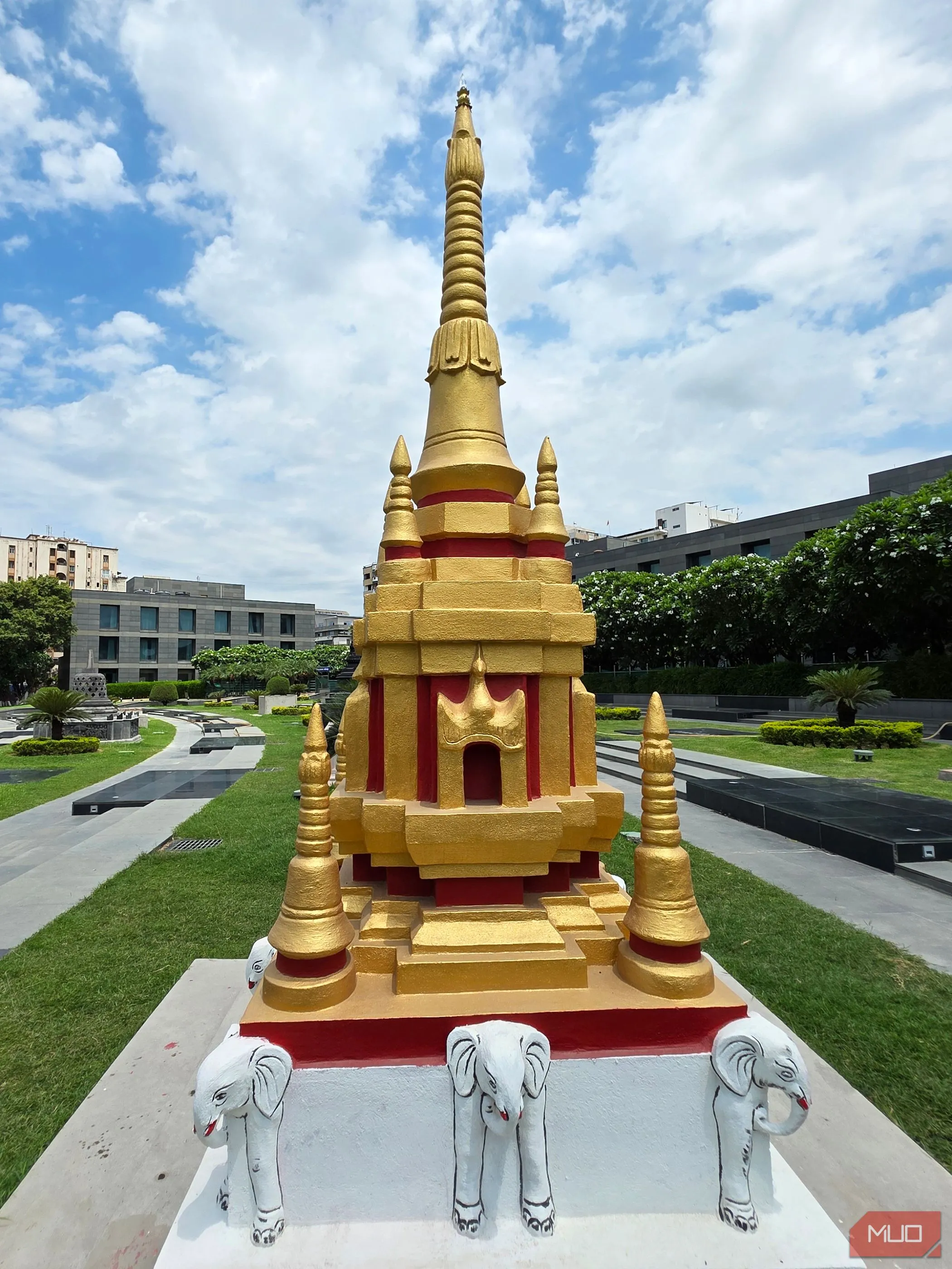 Tòa nhà cao tầng được chụp theo khung hình dọc bằng camera góc siêu rộng, tôn lên chiều cao và sự hùng vĩ của kiến trúc.