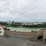 Toàn cảnh thành phố và dòng sông nhìn từ lâu đài trong chế độ panorama