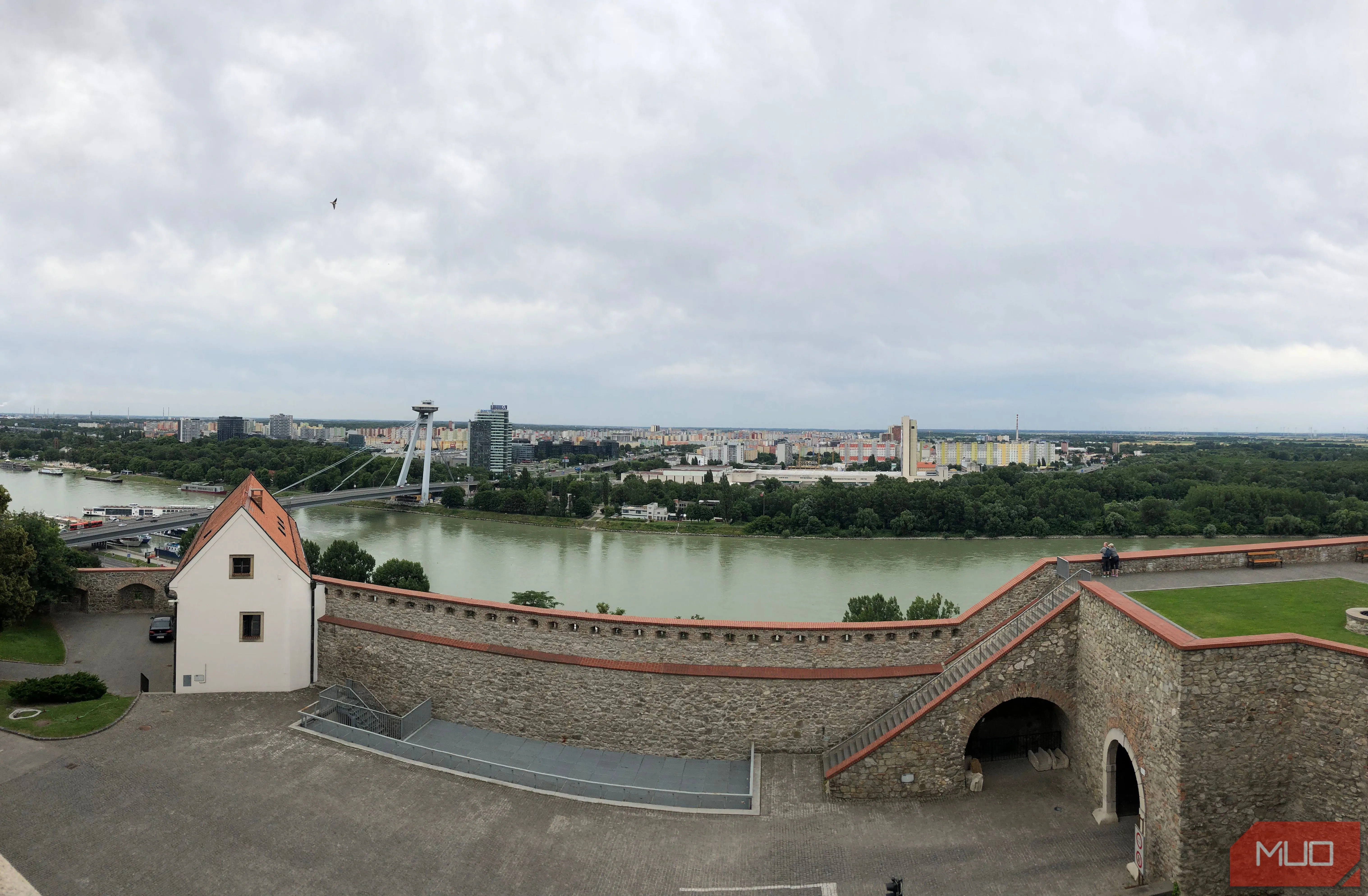 Toàn cảnh thành phố và dòng sông nhìn từ lâu đài trong chế độ panorama