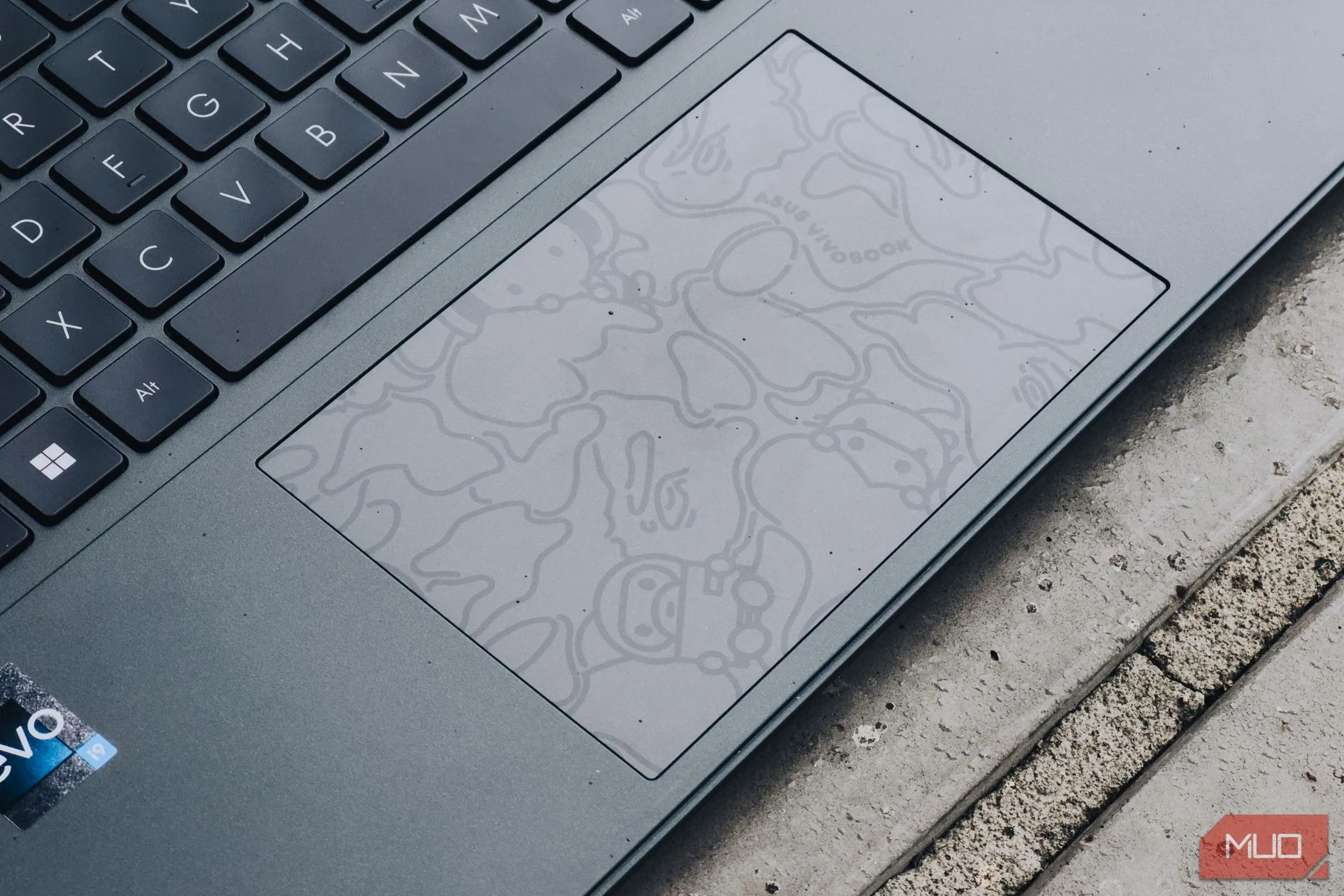 Trackpad haptic trên laptop ASUS Vivobook S 15 OLED, minh họa cho công nghệ bàn di chuột cảm ứng lực tiên tiến.