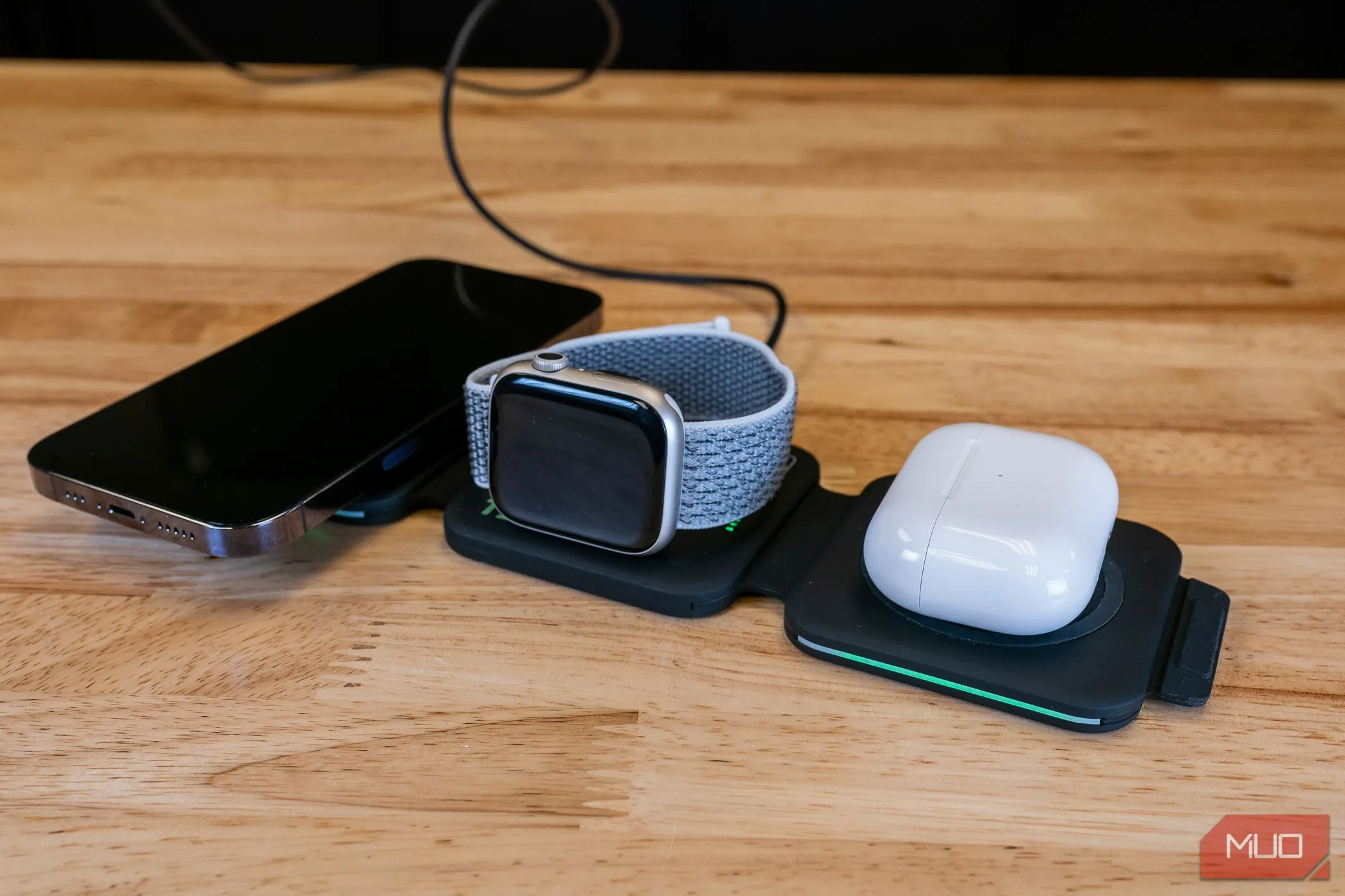 Trạm sạc không dây Infinacore T3 sạc đồng thời iPhone, Apple Watch và AirPods, minh họa tiện ích sạc đa thiết bị