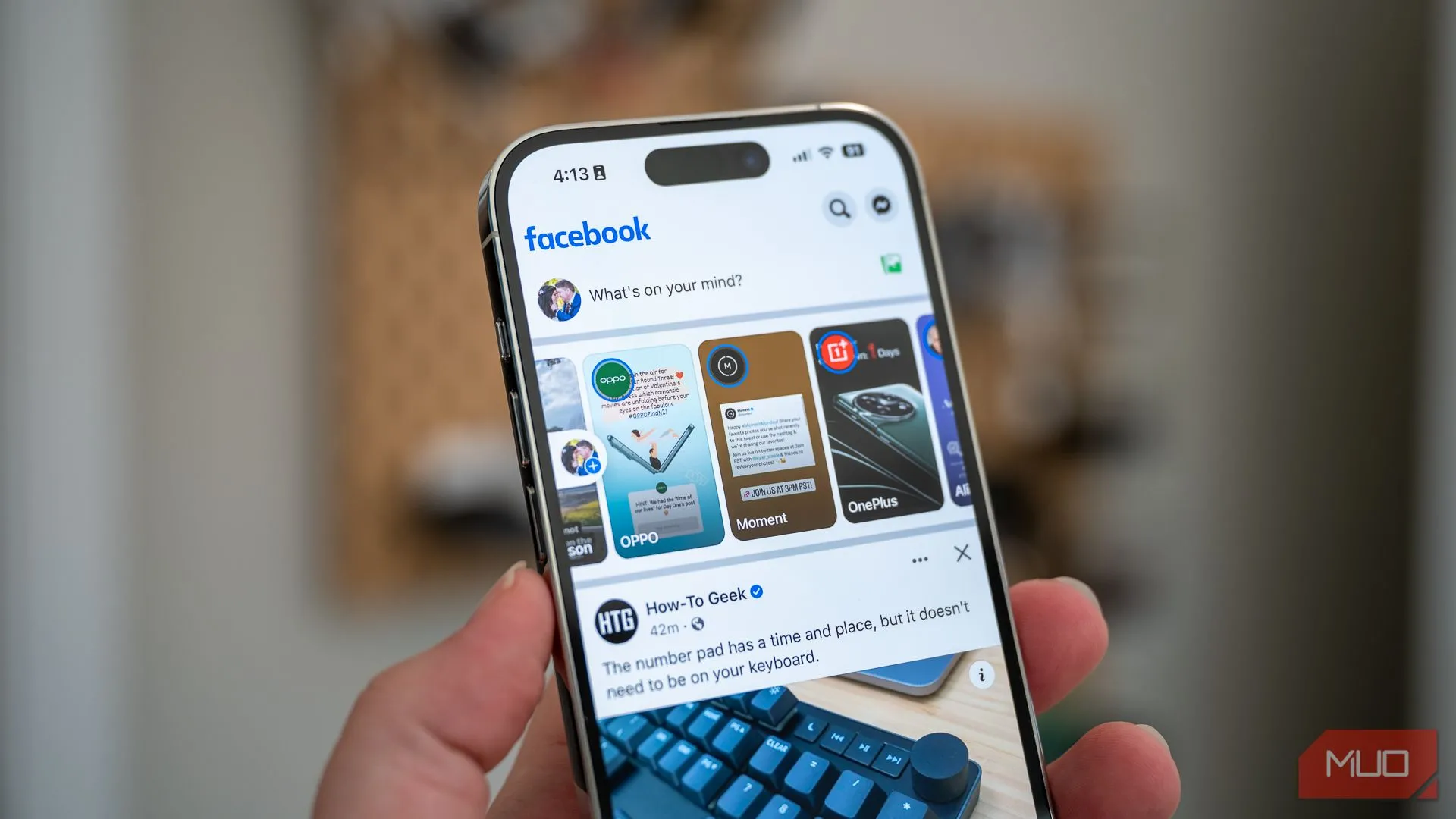 Trang chủ Facebook trên iPhone, minh họa cảnh báo về chia sẻ thông tin nhạy cảm