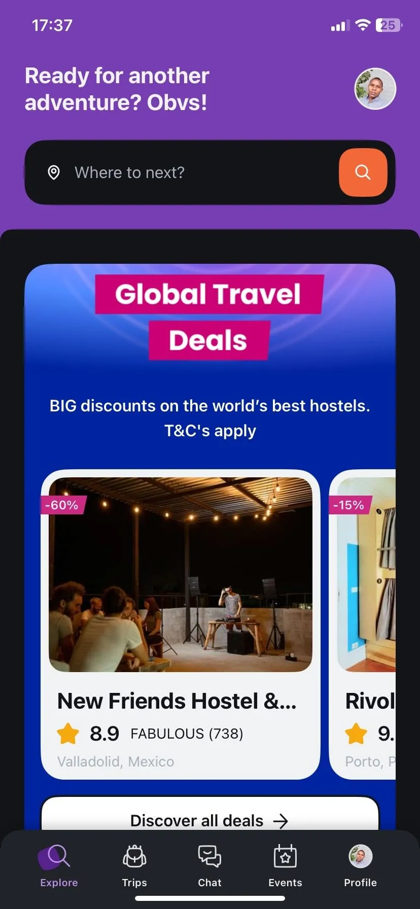 Trang chủ ứng dụng Hostelworld với các lựa chọn tìm kiếm và khám phá nhà trọ (hostel) đa dạng, phù hợp cho du khách solo.