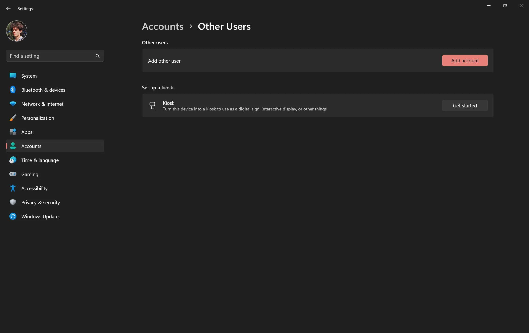 Trang &quot;Người dùng khác&quot; trong ứng dụng Settings của Windows với không gian trắng bị lãng phí.