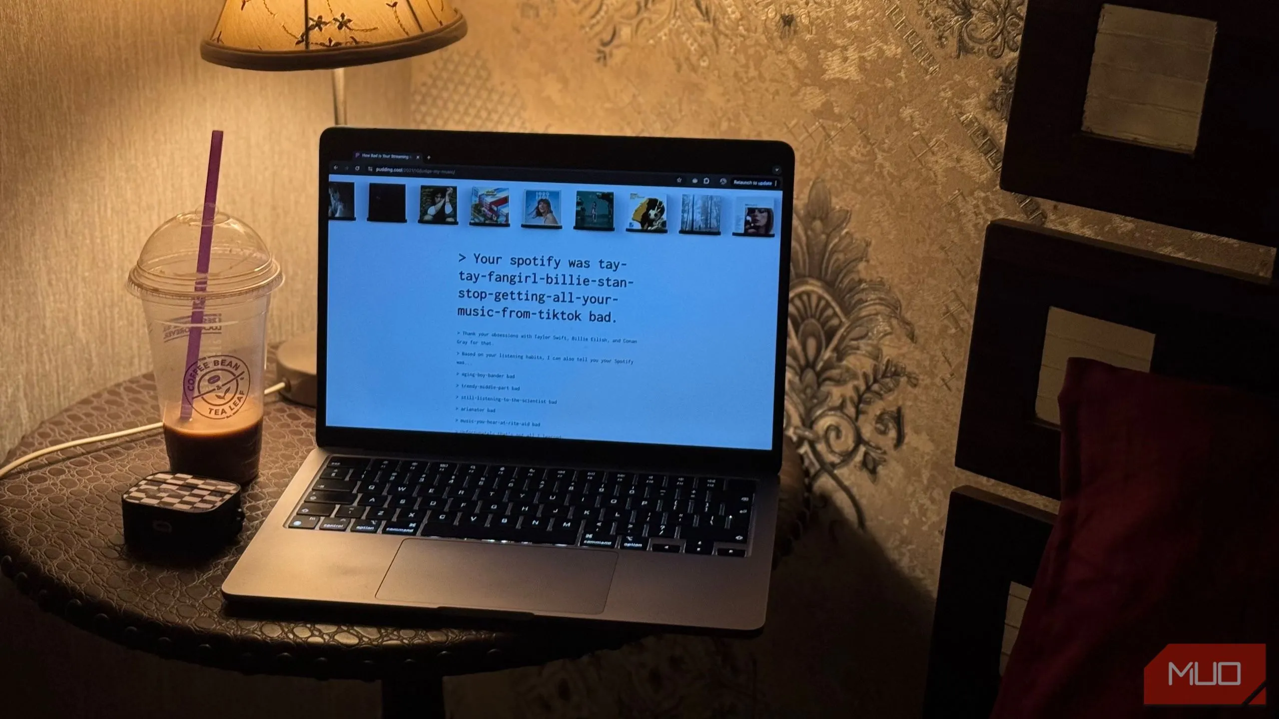 Trang web &quot;How Bad is Your Streaming Music&quot; trên MacBook với ly cà phê bên cạnh