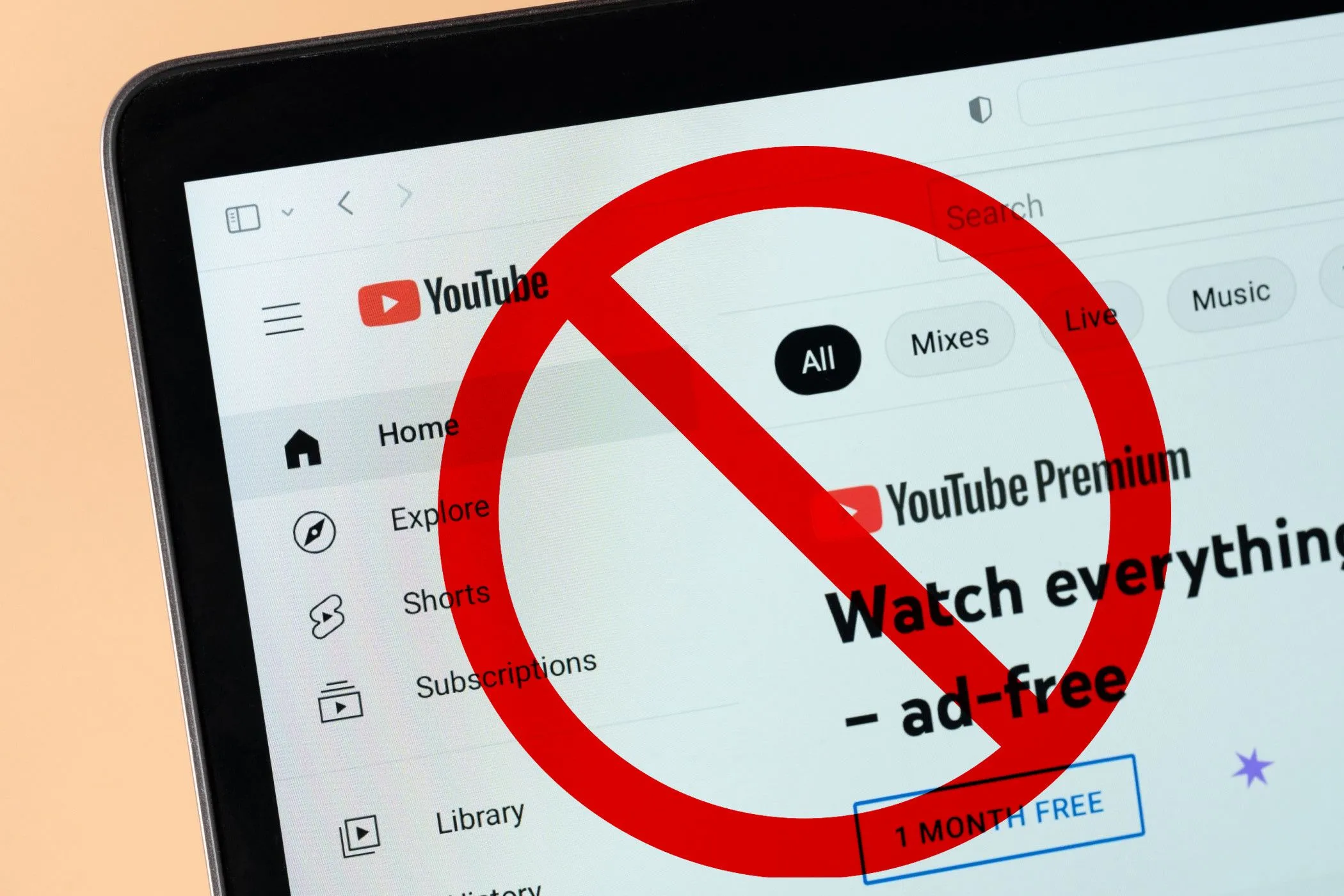 Trang YouTube Premium hiển thị lỗi thanh toán với biểu tượng dấu X đỏ trên màn hình laptop, minh họa sự thất bại khi cố gắng mua gói YouTube Premium giá rẻ bằng VPN.